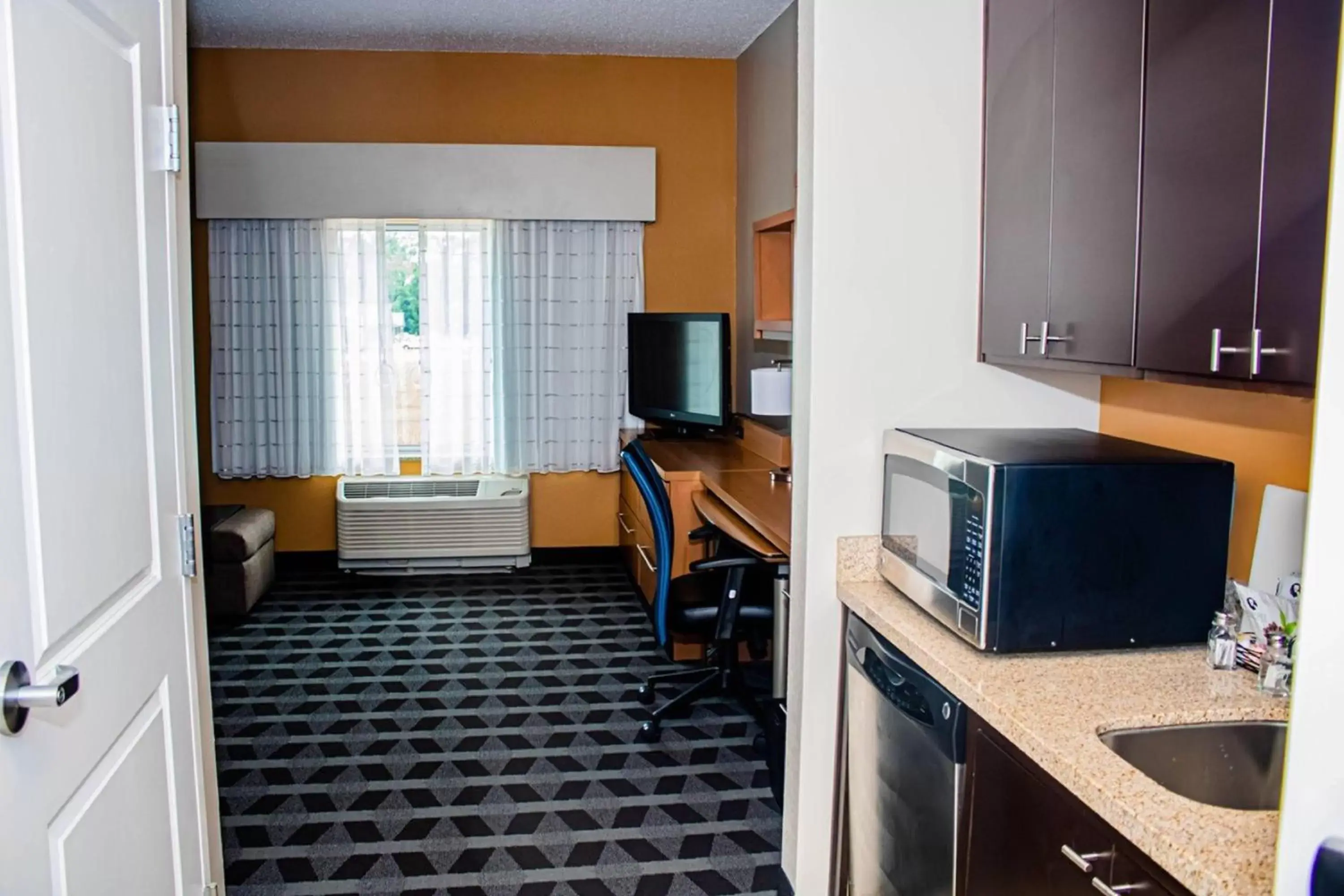 Bedroom, TV/Entertainment Center in TownePlace Suites by Marriott Baton Rouge Gonzales