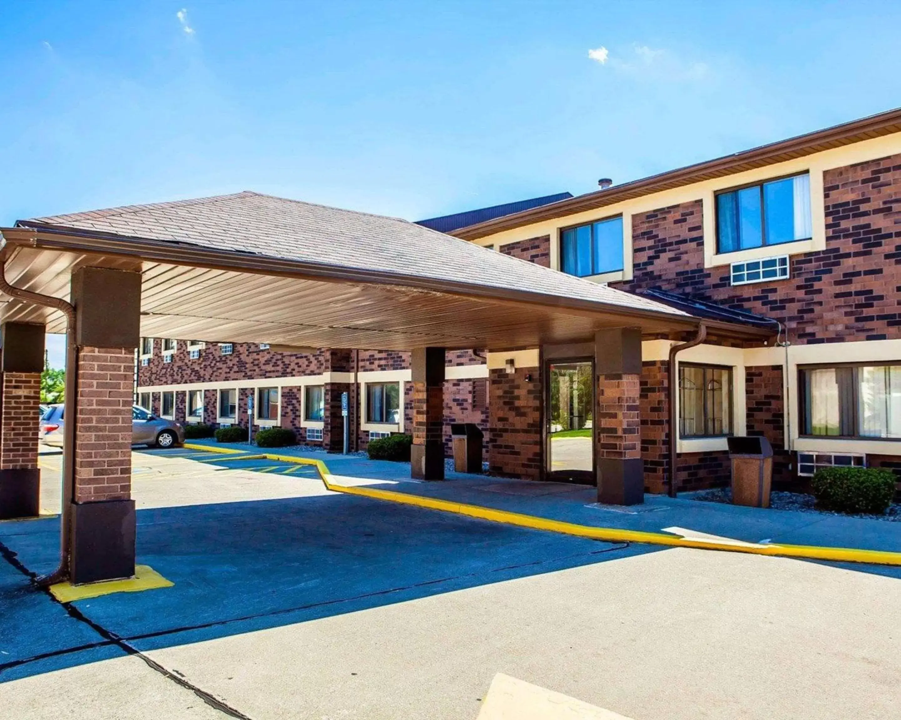 Property Building in Quality Inn & Suites Champaign