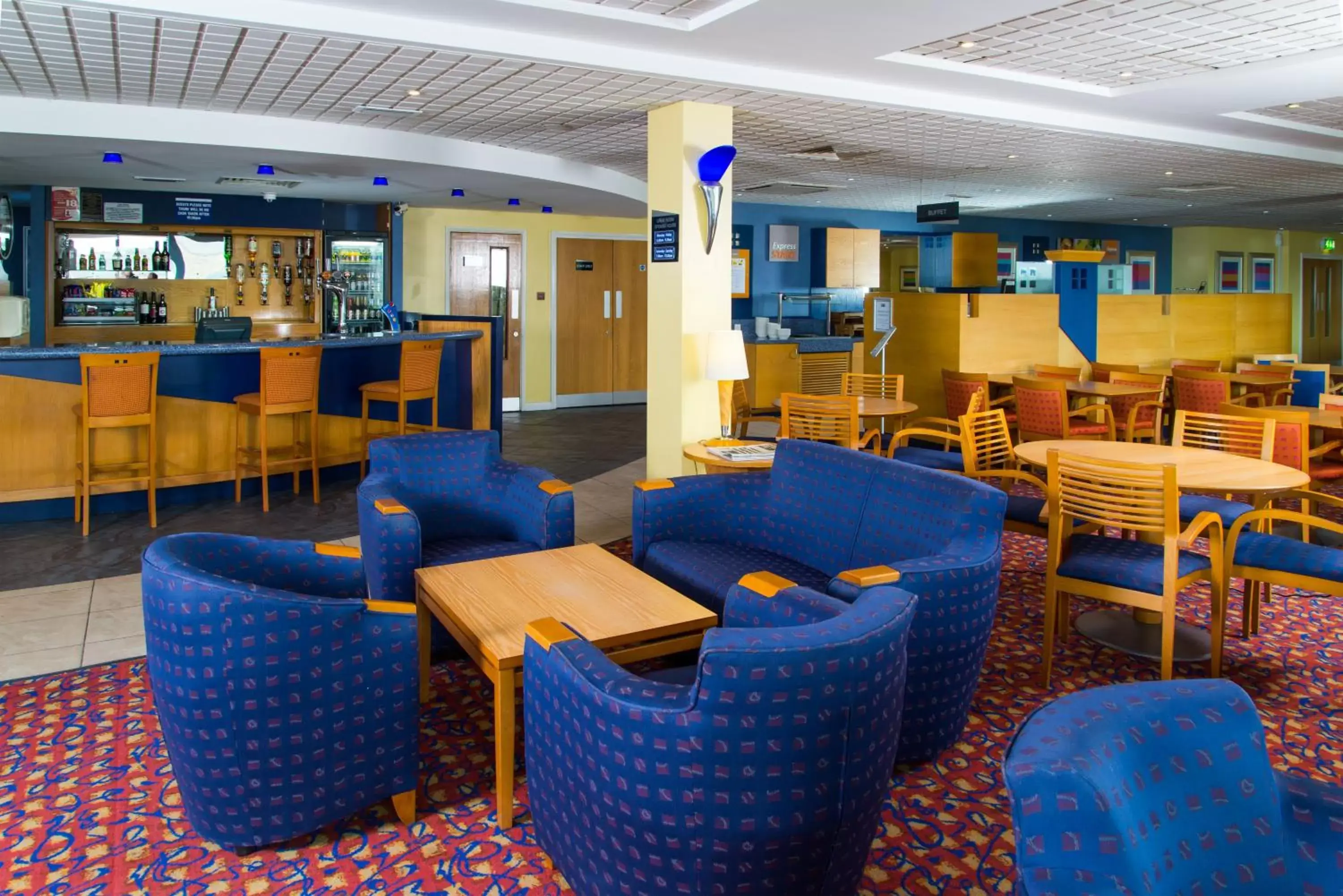 Lobby or reception, Lounge/Bar in Holiday Inn Express Bradford City Centre, an IHG Hotel
