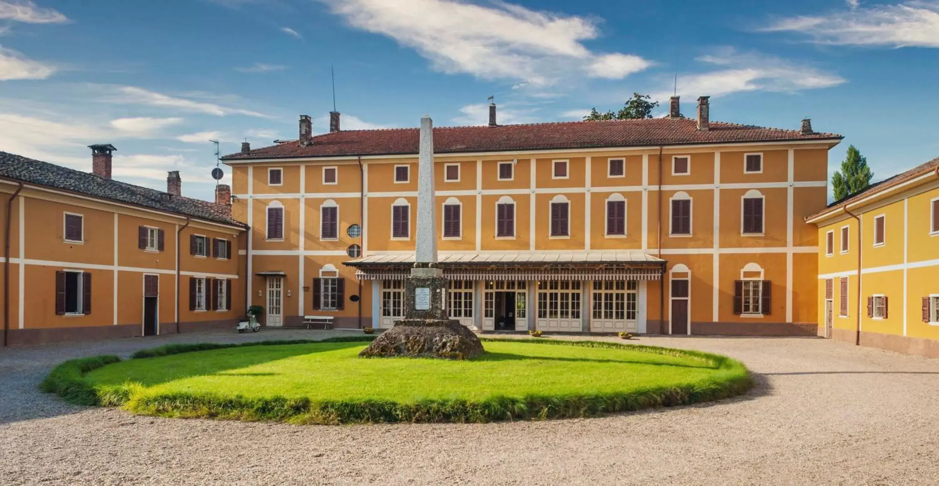 Facade/entrance, Property Building in Palazzo Cavagna Sangiuliani