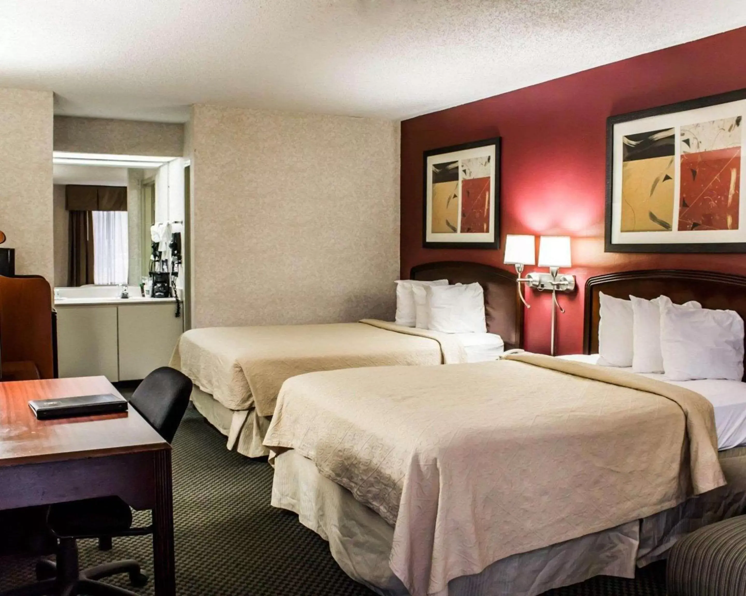 Photo of the whole room, Bed in Quality Inn Roanoke near Lake Gaston