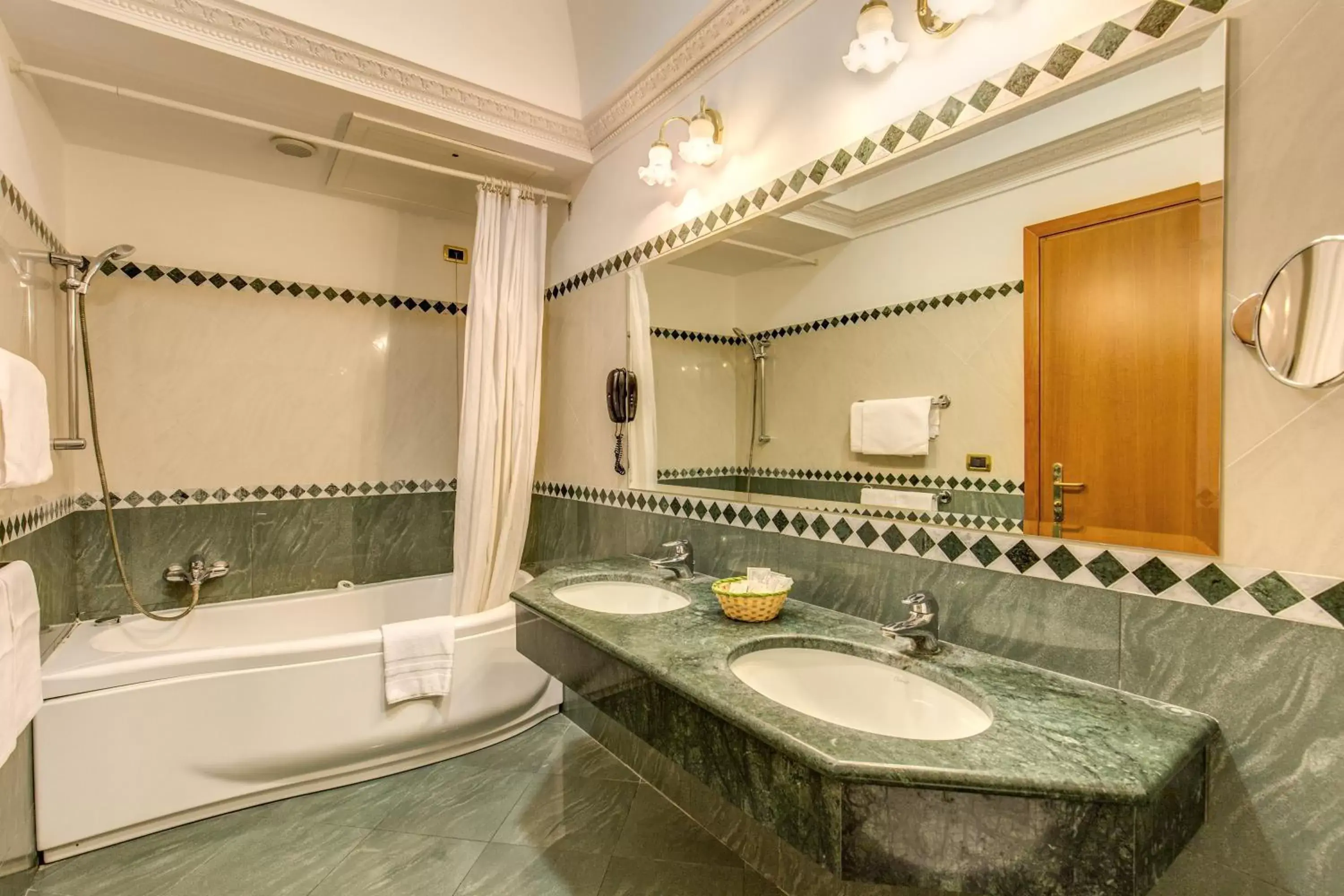 Shower, Bathroom in Hotel Contilia