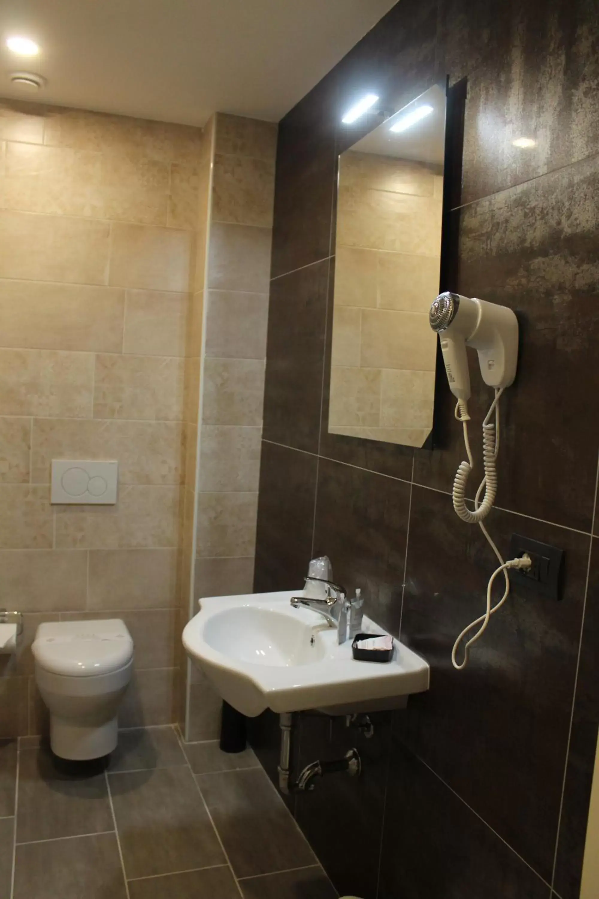 Shower, Bathroom in Hotel Giacosa