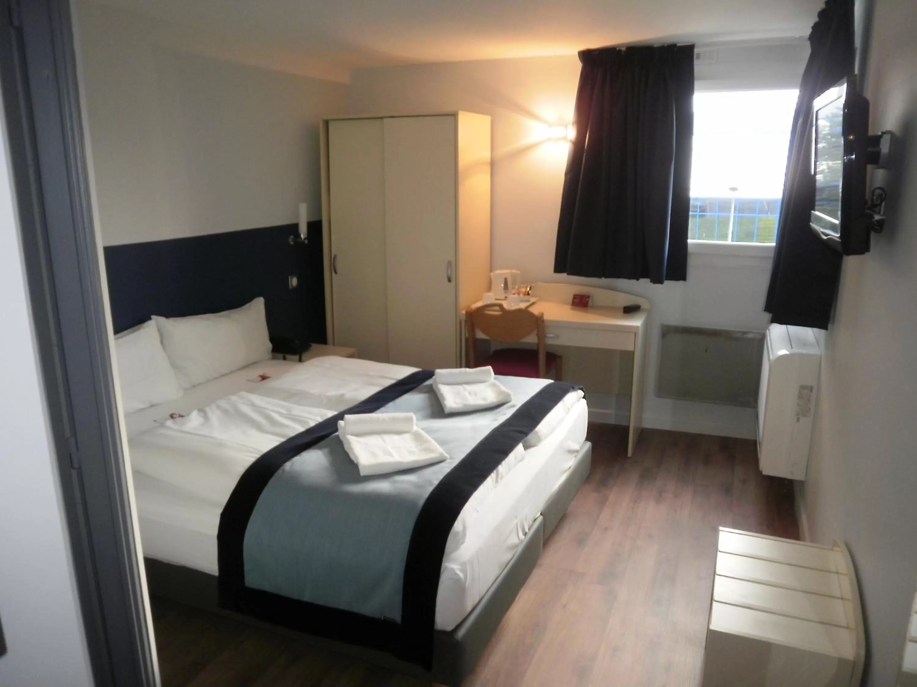 Photo of the whole room, Bed in Hôtel l'Amandier