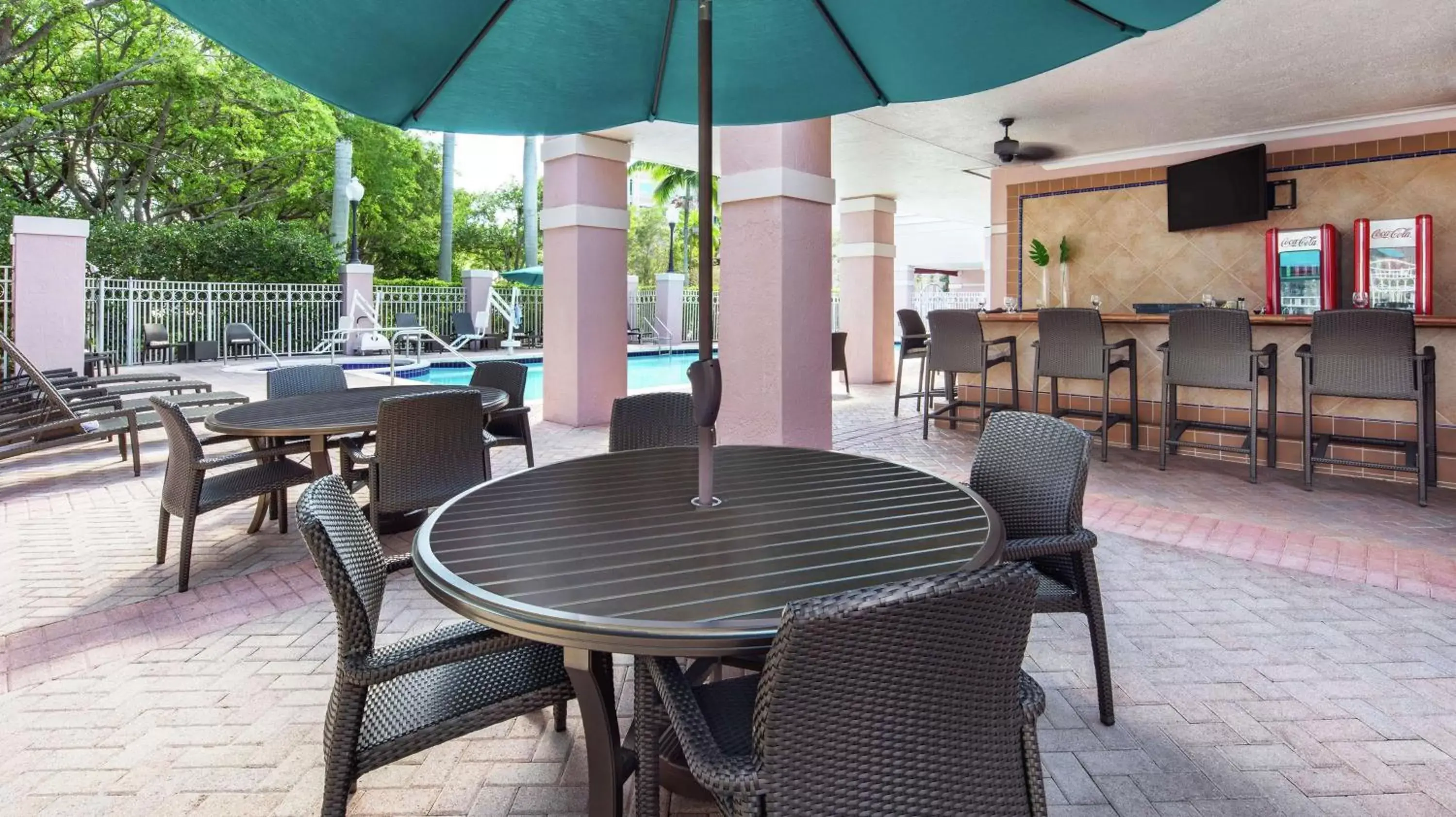 Property building, Restaurant/Places to Eat in DoubleTree by Hilton Sunrise - Sawgrass Mills