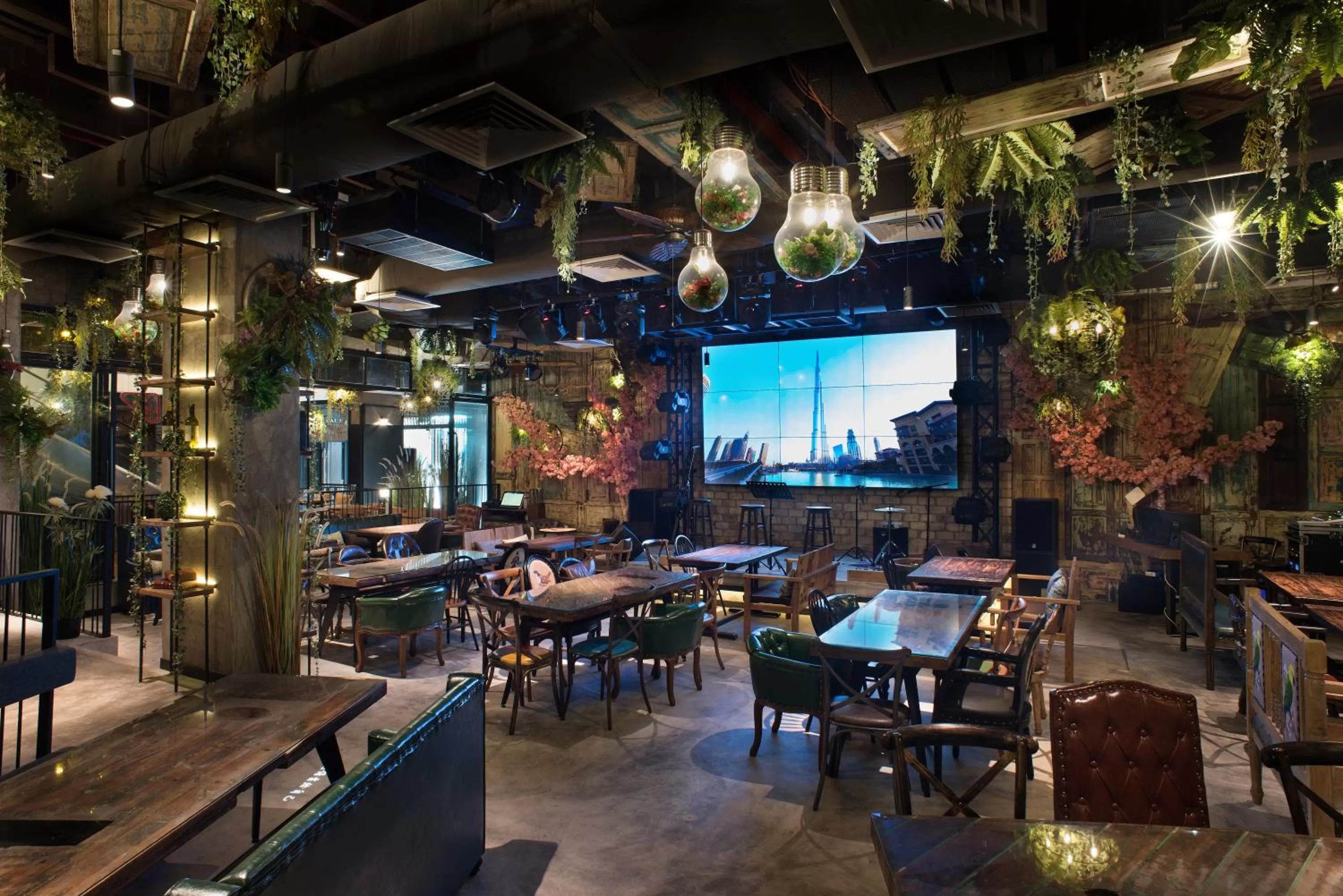 Restaurant/places to eat in Vangohh Eminent Hotel & Spa