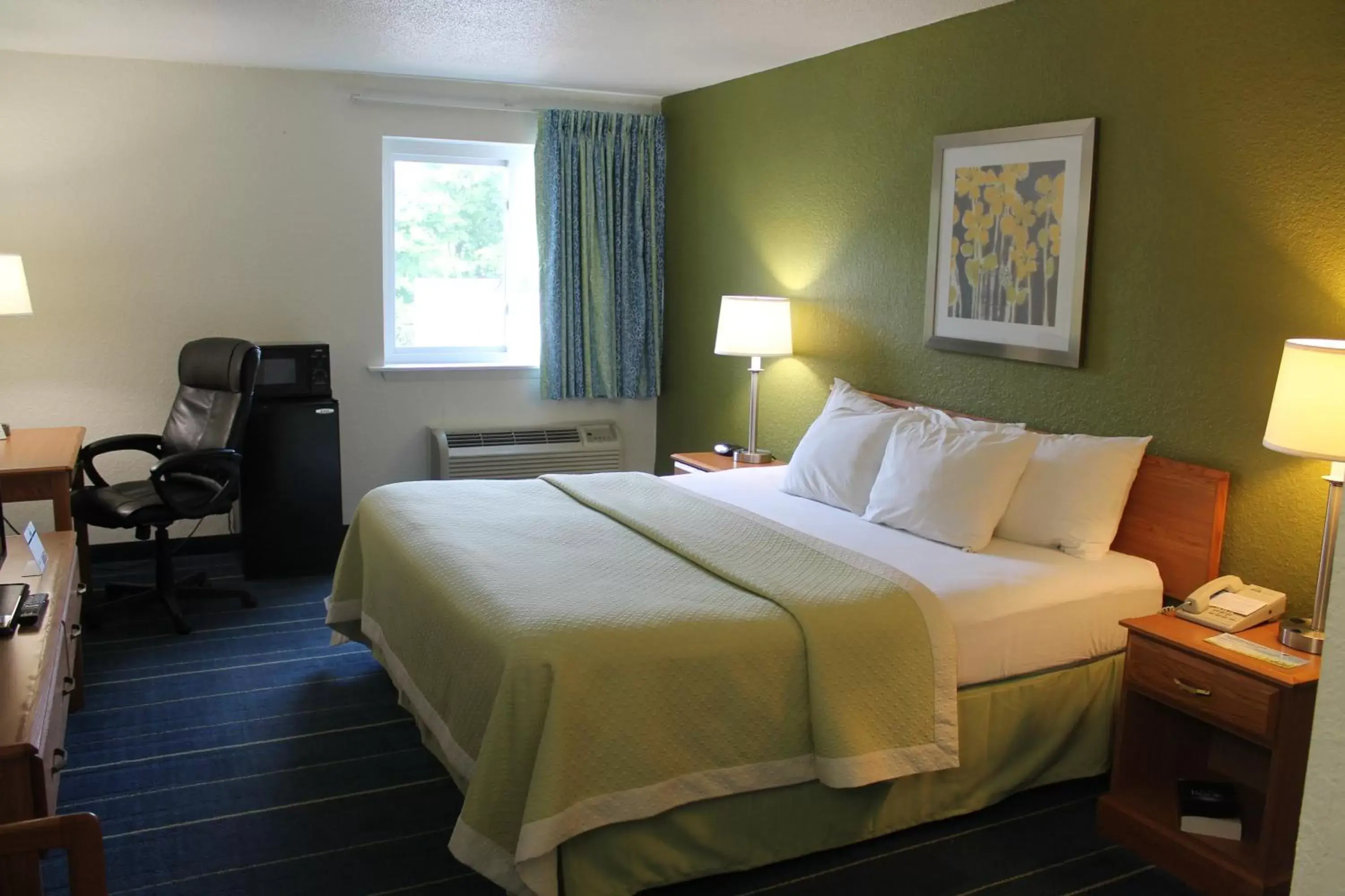 Photo of the whole room, Bed in Days Inn & Suites by Wyndham Bridgeport - Clarksburg