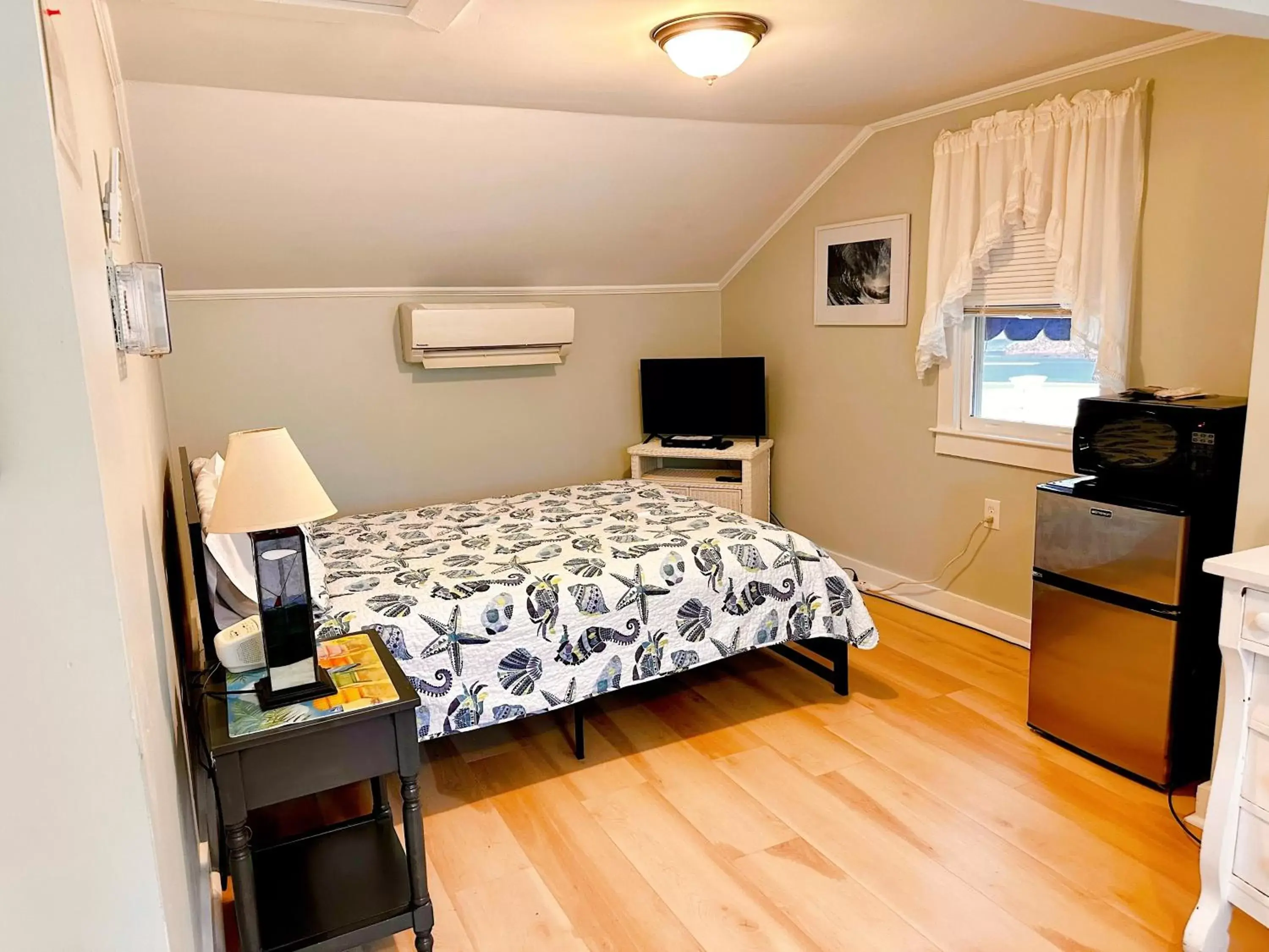 Bedroom, Bed in Sandy Neck Motel