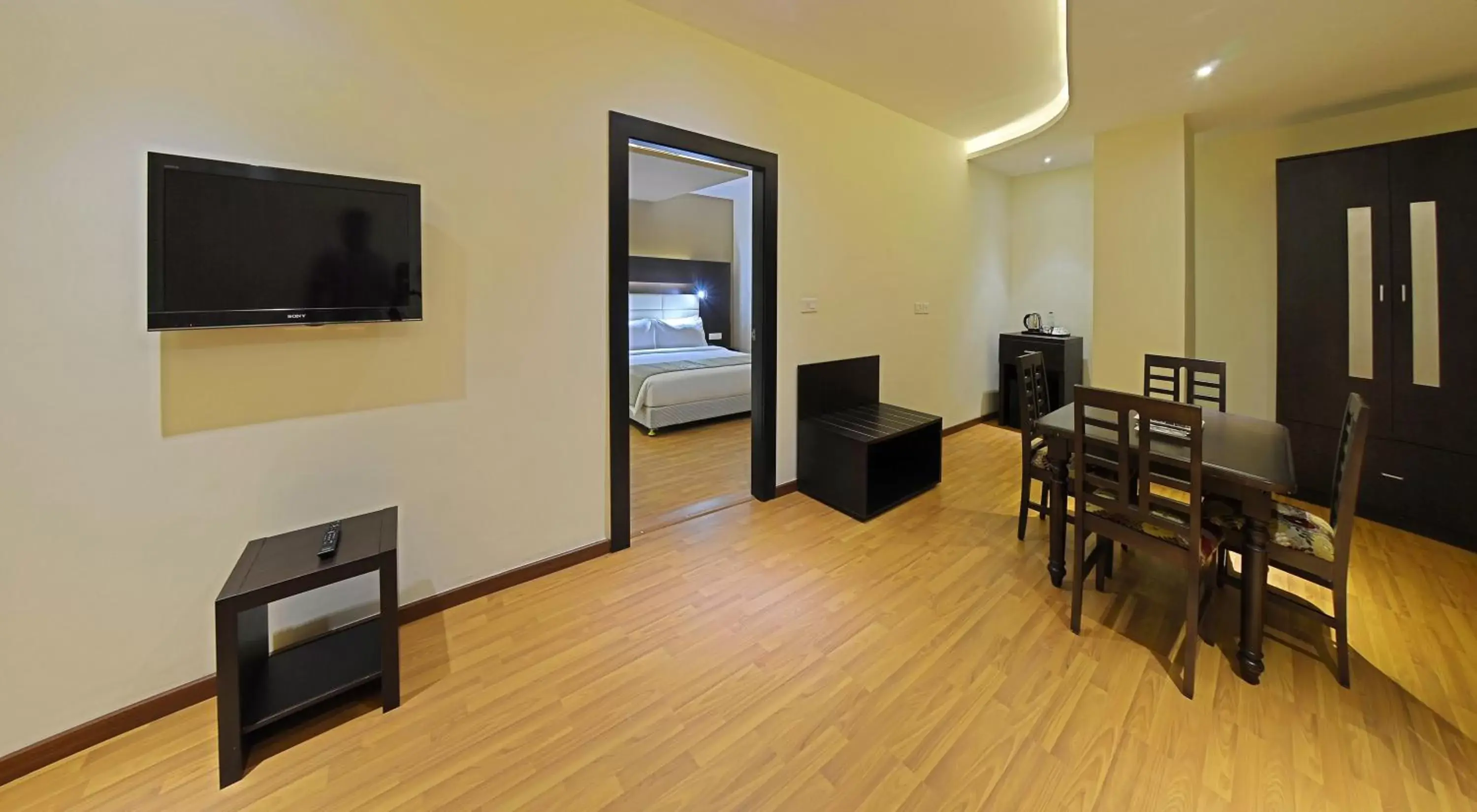 Living room, TV/Entertainment Center in Poppys Hotel Madurai