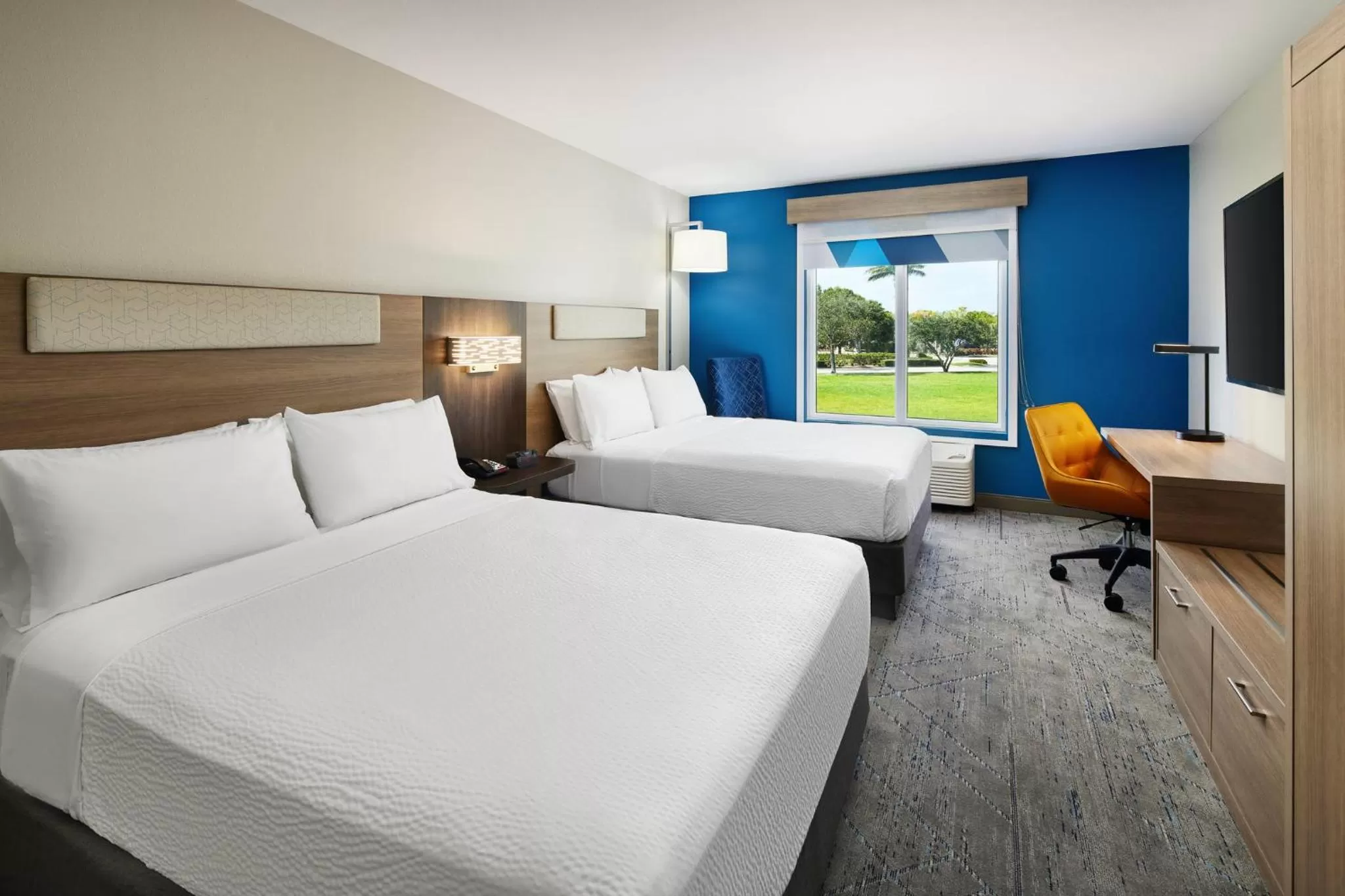 Photo of the whole room, Bed in Holiday Inn Express Hotel & Suites Port St. Lucie West by IHG