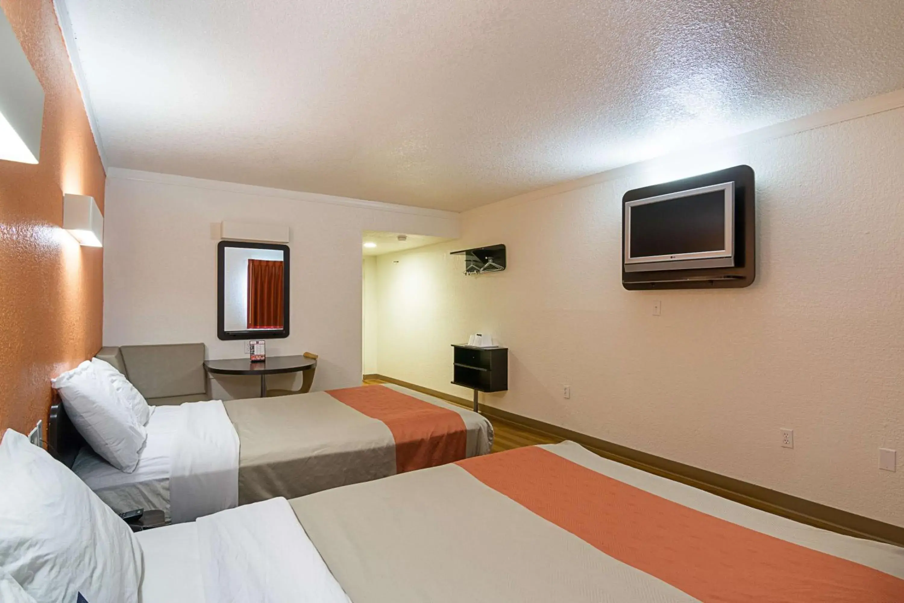 TV and multimedia, Bed in Motel 6-Tampa, FL - Fairgrounds