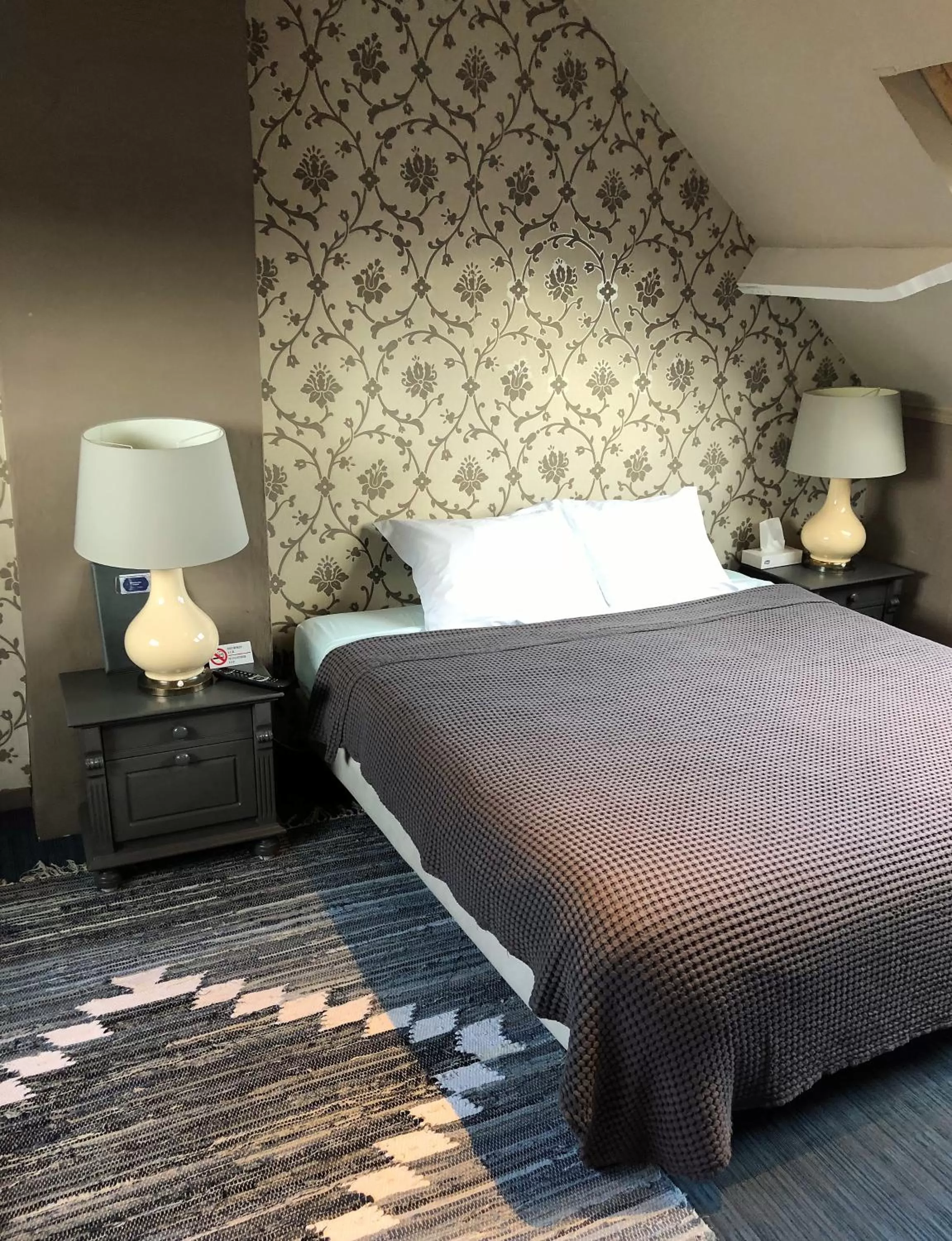 Shower, Bed in B&B Coupure