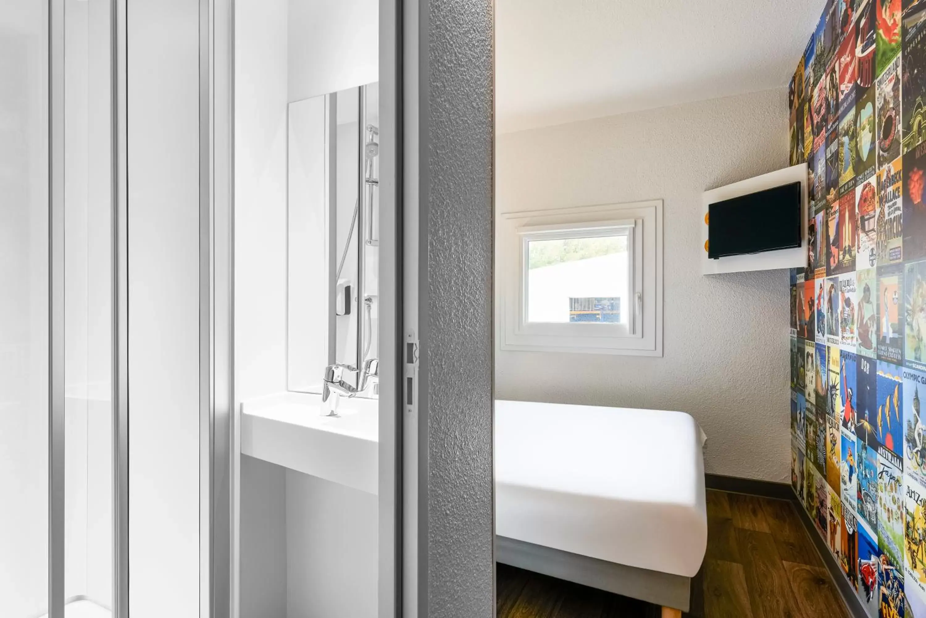 Photo of the whole room, Bathroom in hotelF1 Paris Porte de Châtillon