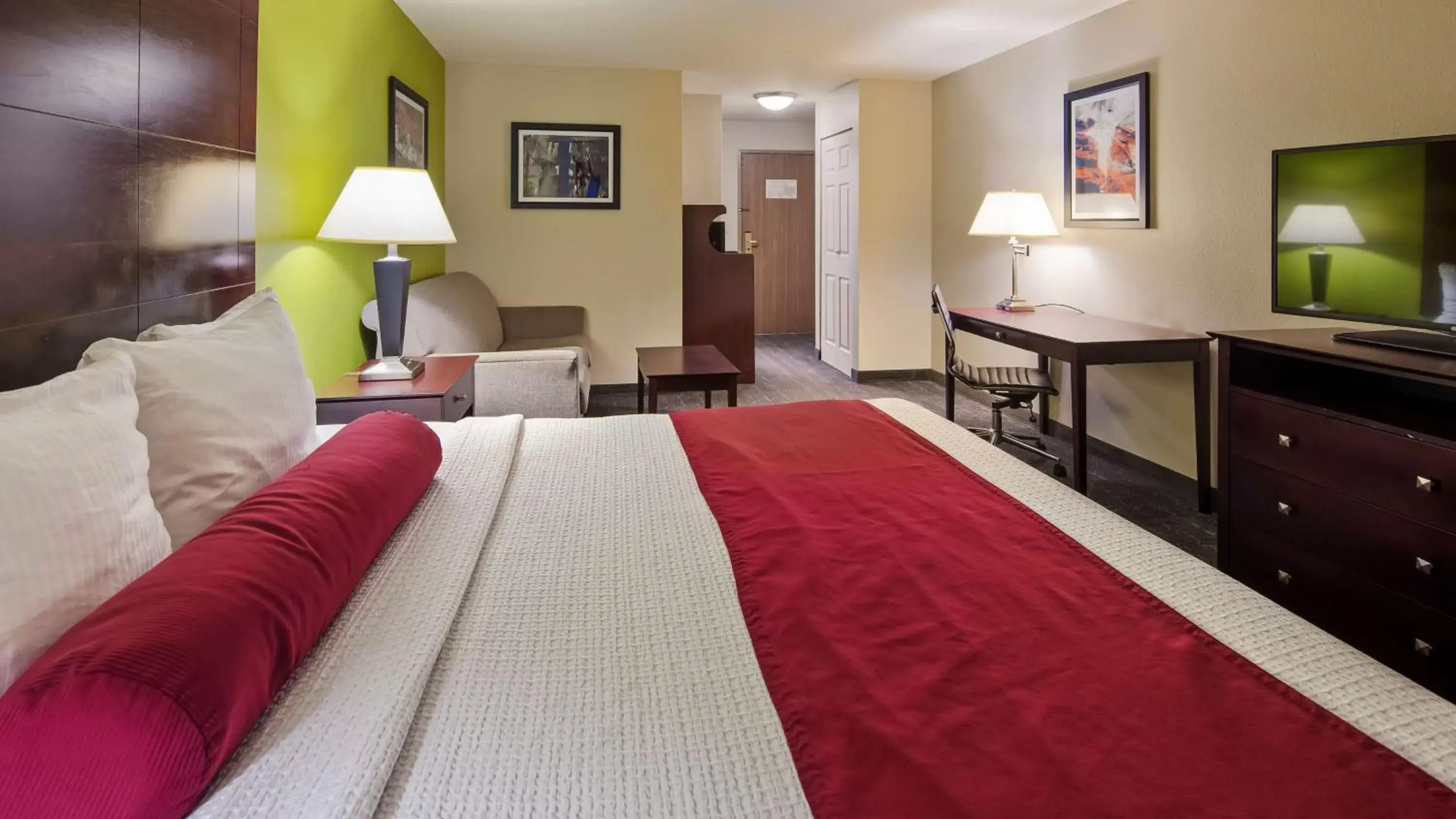 Photo of the whole room, Bed in Best Western Plus Mansfield Inn and Suites