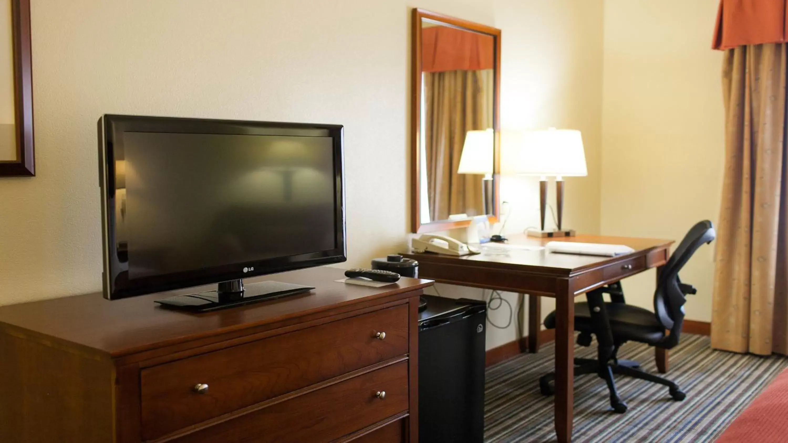 Photo of the whole room, TV/Entertainment Center in Holiday Inn Express Turlock, an IHG Hotel