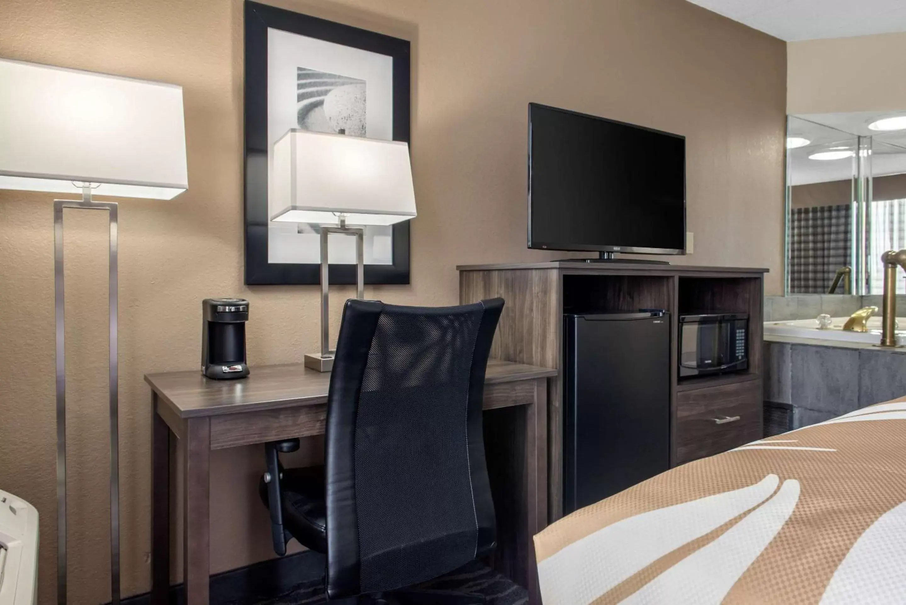 Photo of the whole room, TV/Entertainment Center in Quality Inn and Conference Center Richmond