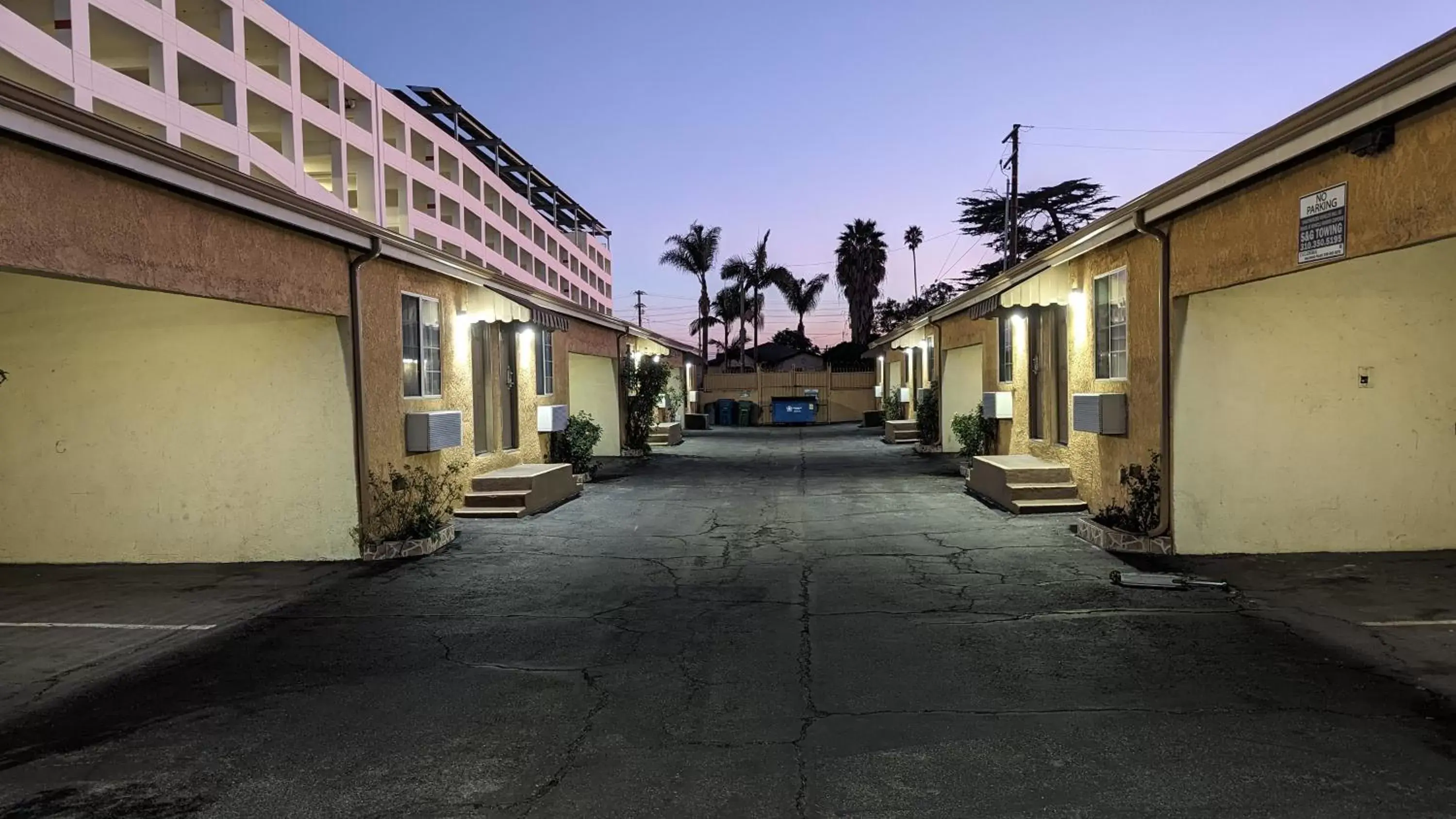 Property building in Airport Motel - Inglewood