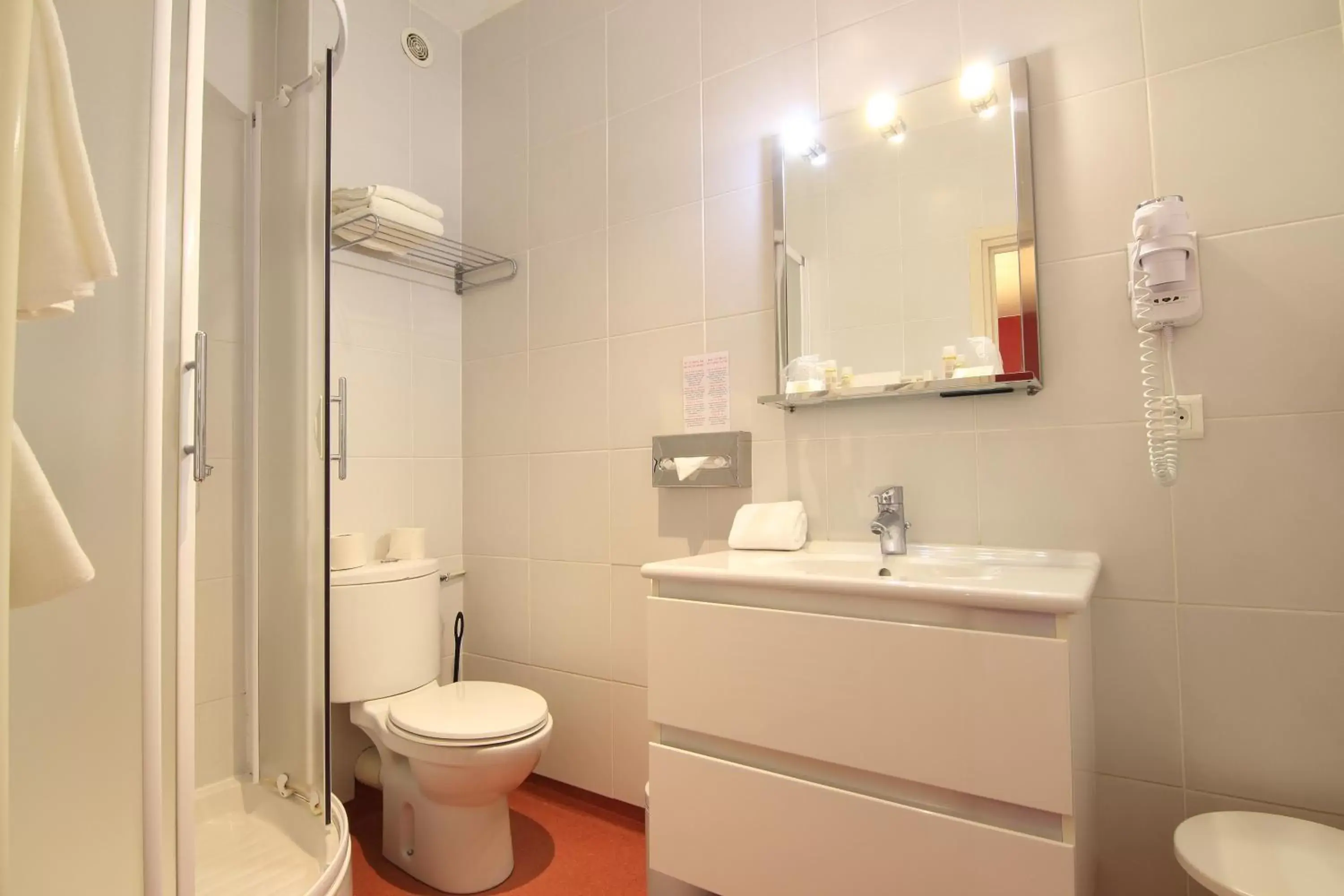 Shower, Bathroom in Hôtel La Couleuvrine Sarlat Centre Ville