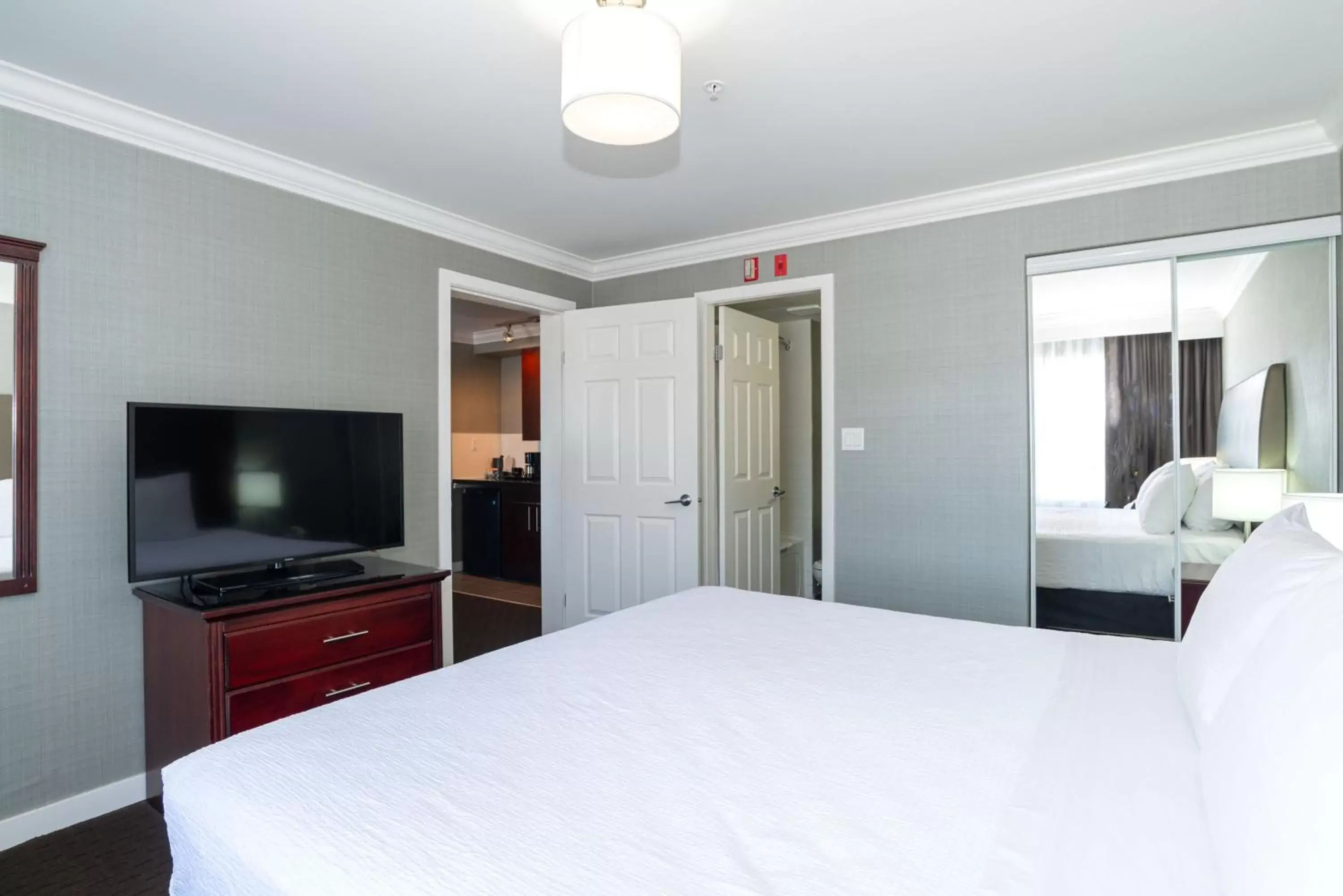 Photo of the whole room, Bed in Sandman Hotel Red Deer