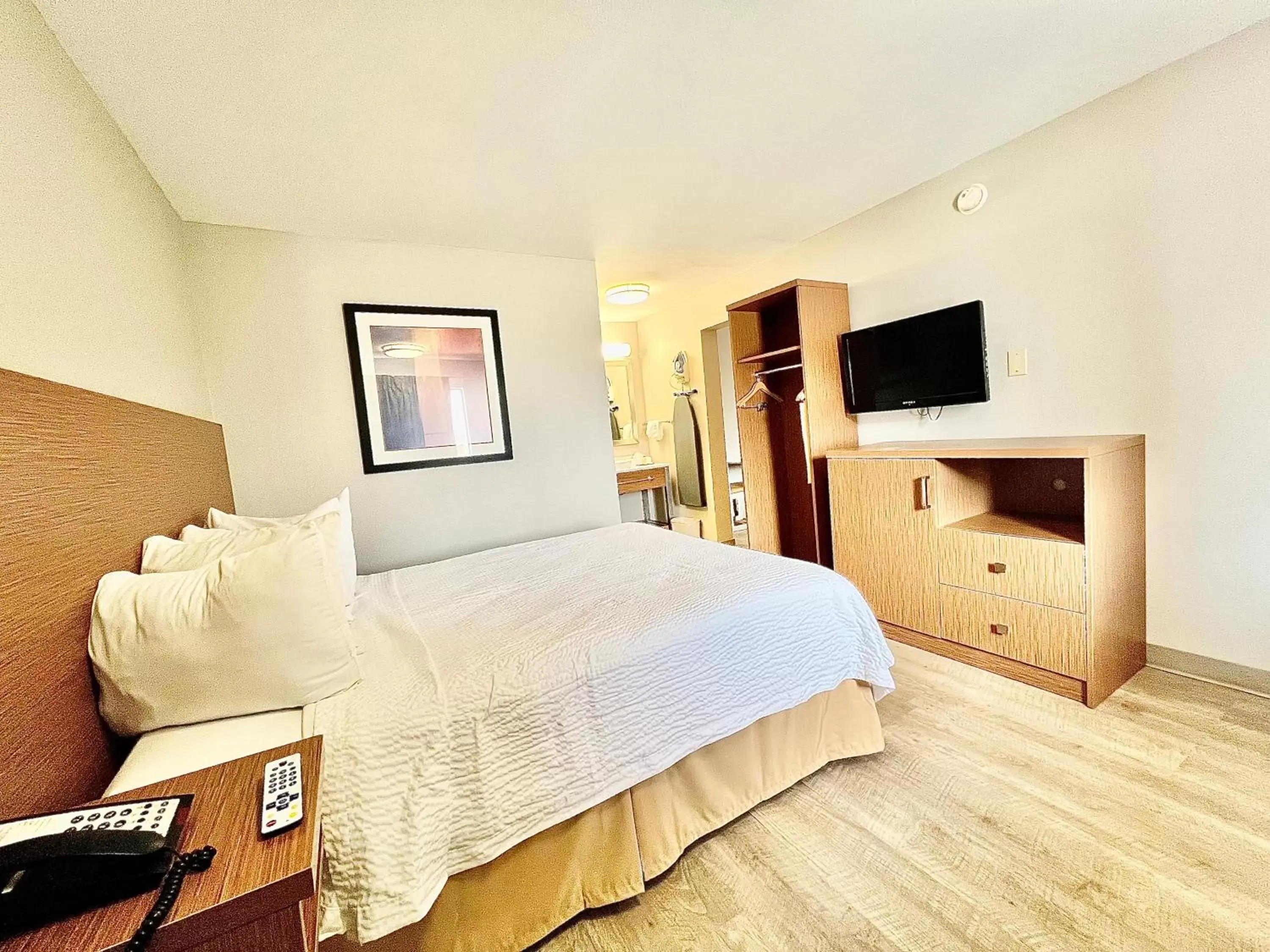 Bed, TV/Entertainment Center in Days Inn & Suites by Wyndham Arlington Near Six Flags