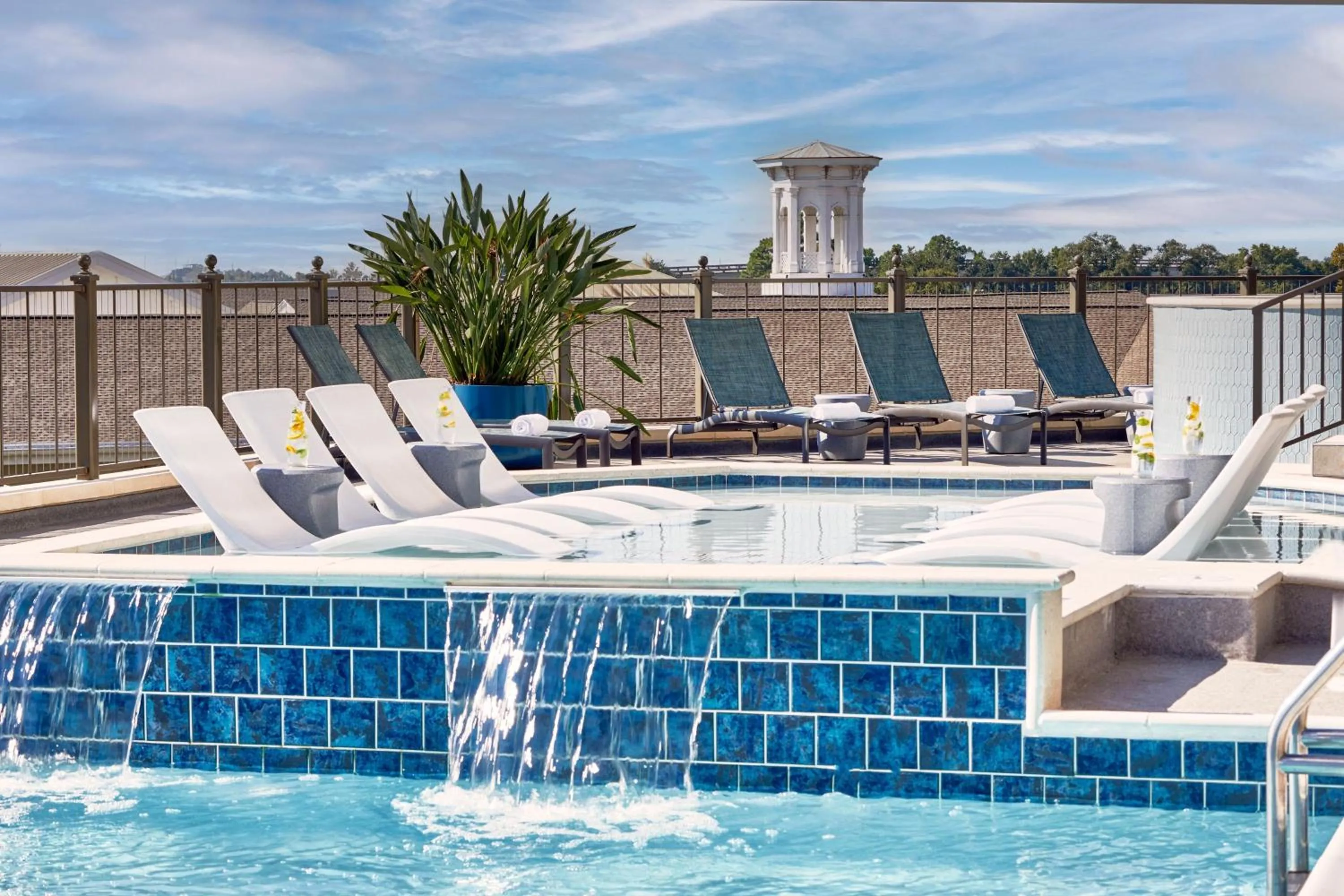 Swimming pool in Renaissance Mobile Riverview Plaza Hotel