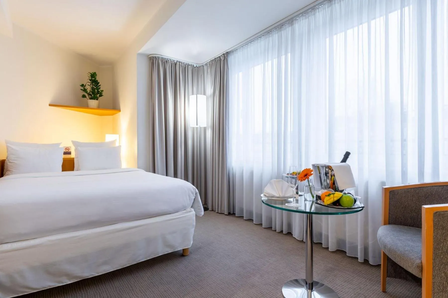 Shower, Bed in Novotel Mainz