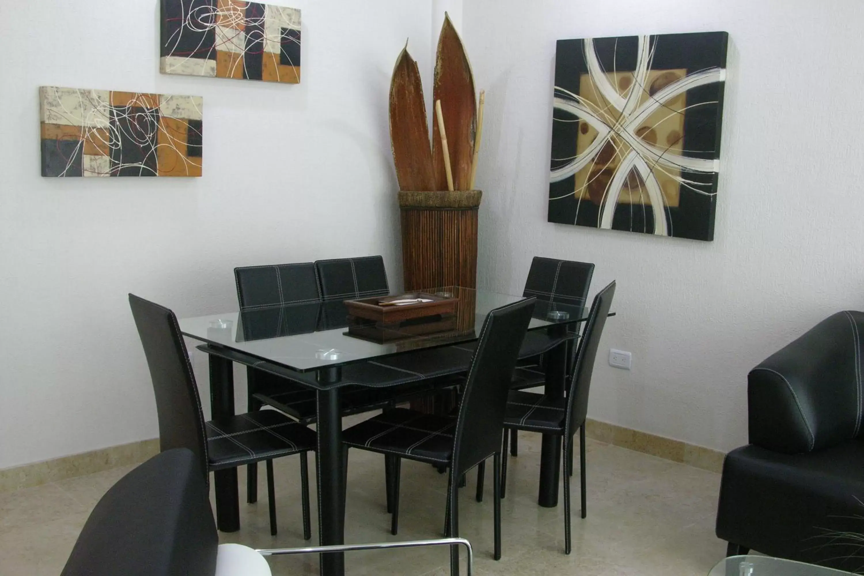 Dining Area in Homesuites Rotarismo