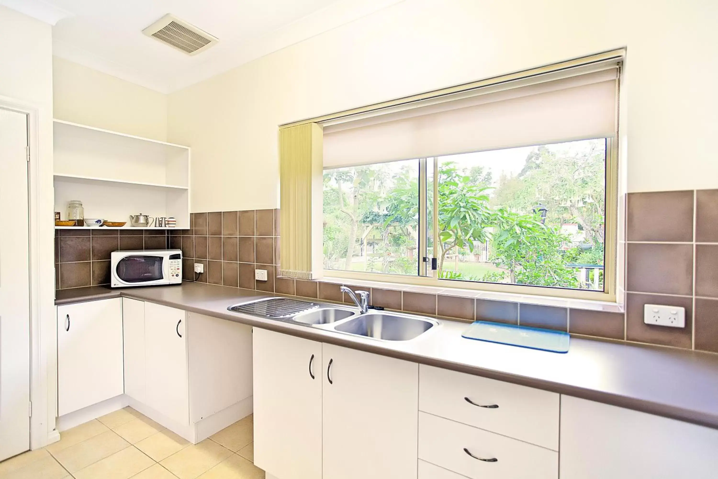 Kitchen or kitchenette, Kitchen/Kitchenette in Bon Villas B&B Bonville