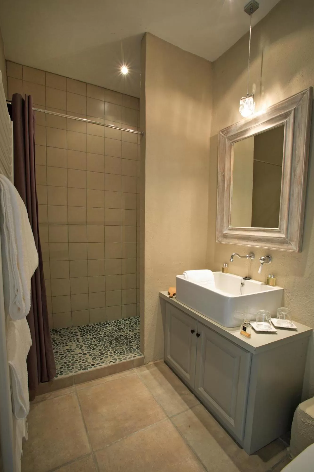 Shower in Le Couvent d'Hérépian - Hôtel & Spa