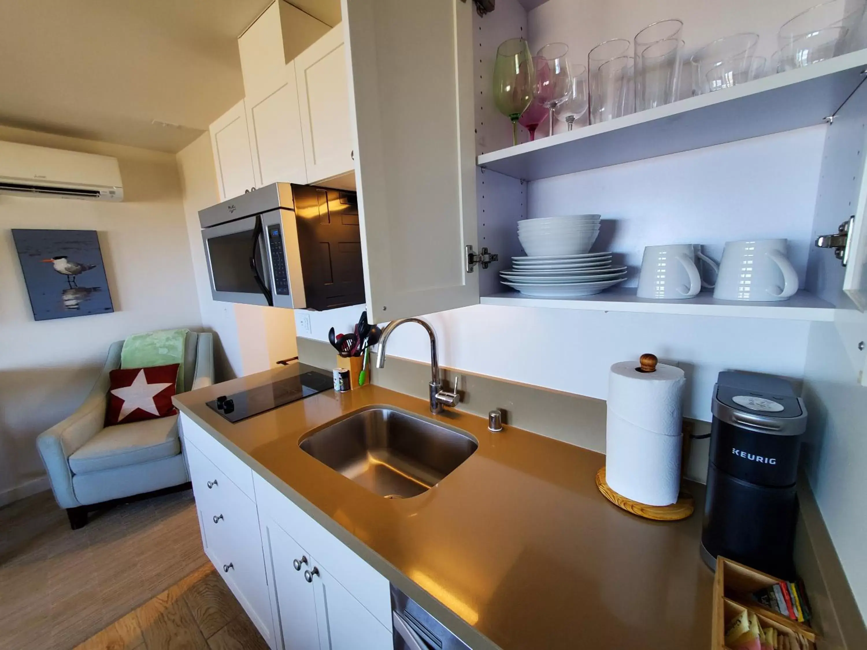 Coffee/tea facilities, Kitchen/Kitchenette in Moonstone Beach Motel