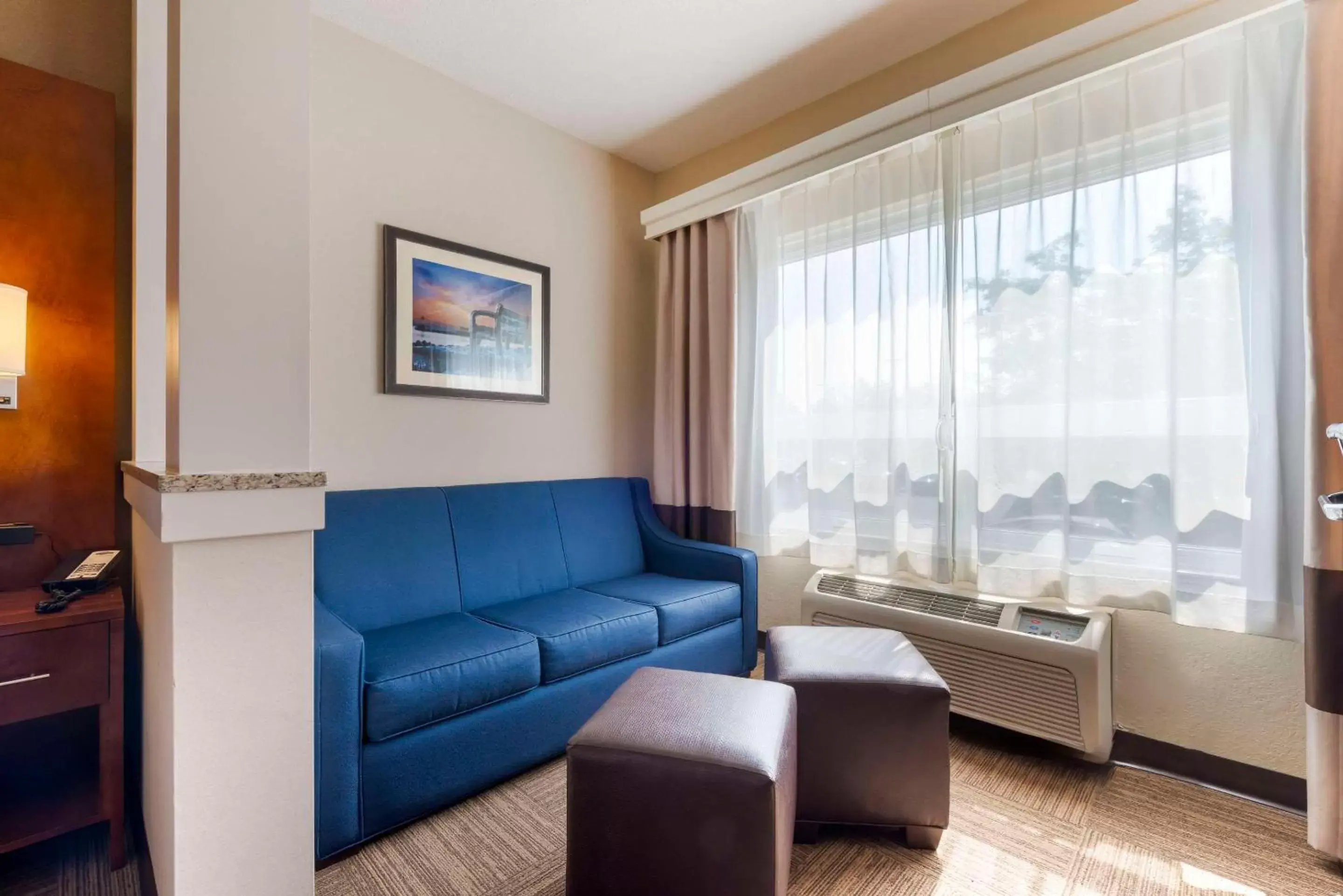 Bedroom, Seating Area in Lift Bridge Lodge, Ascend Hotel Collection