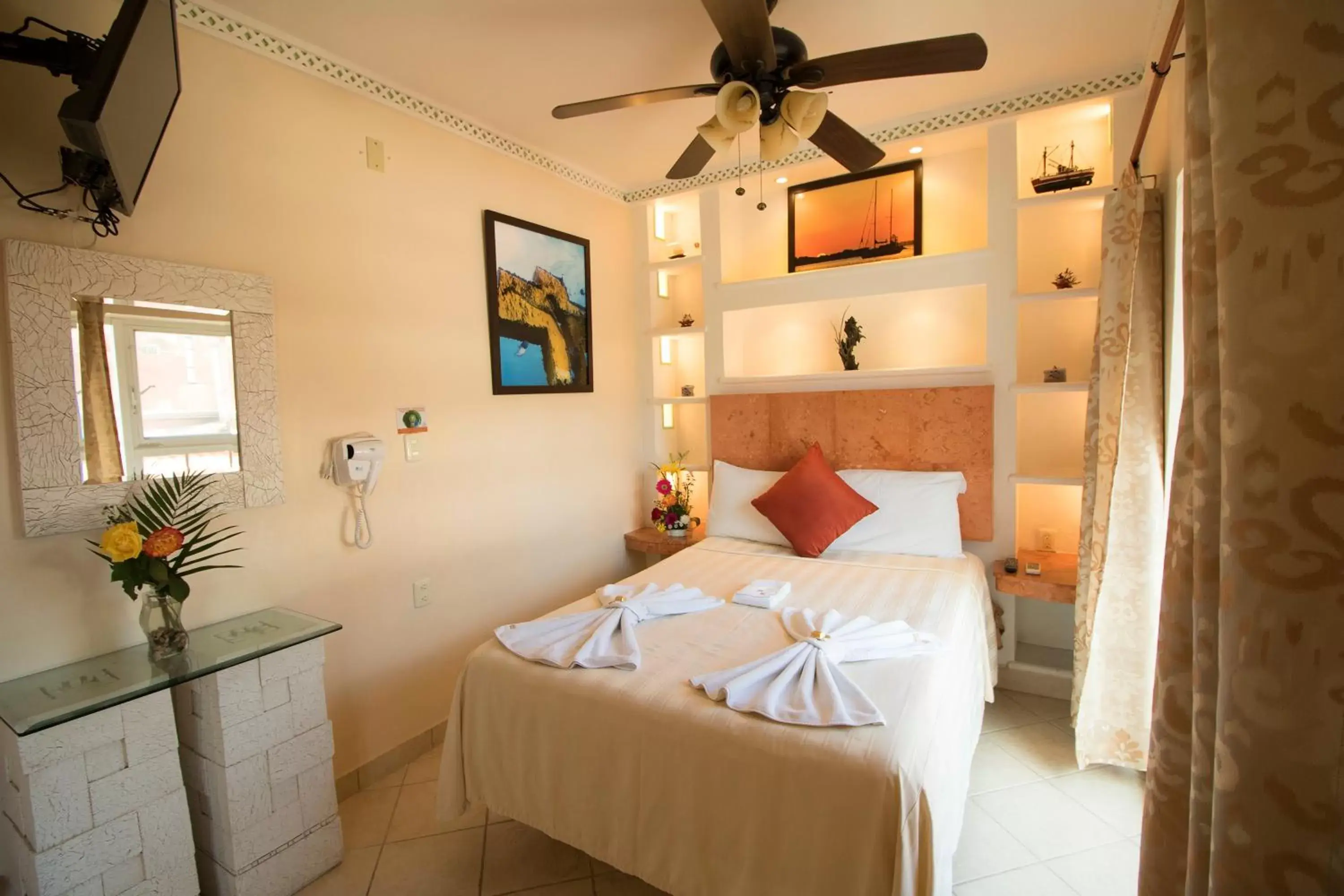 Photo of the whole room, Room Photo in Hotel Bucaneros Isla Mujeres