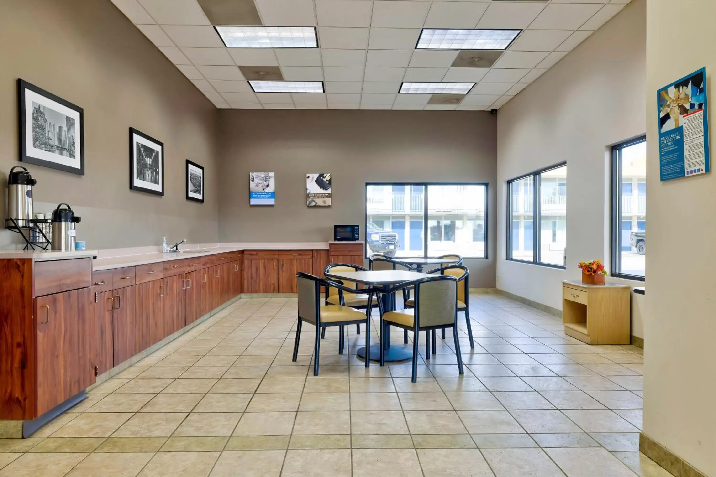 Lobby or reception, Restaurant/Places to Eat in Studio 6 Effingham, IL