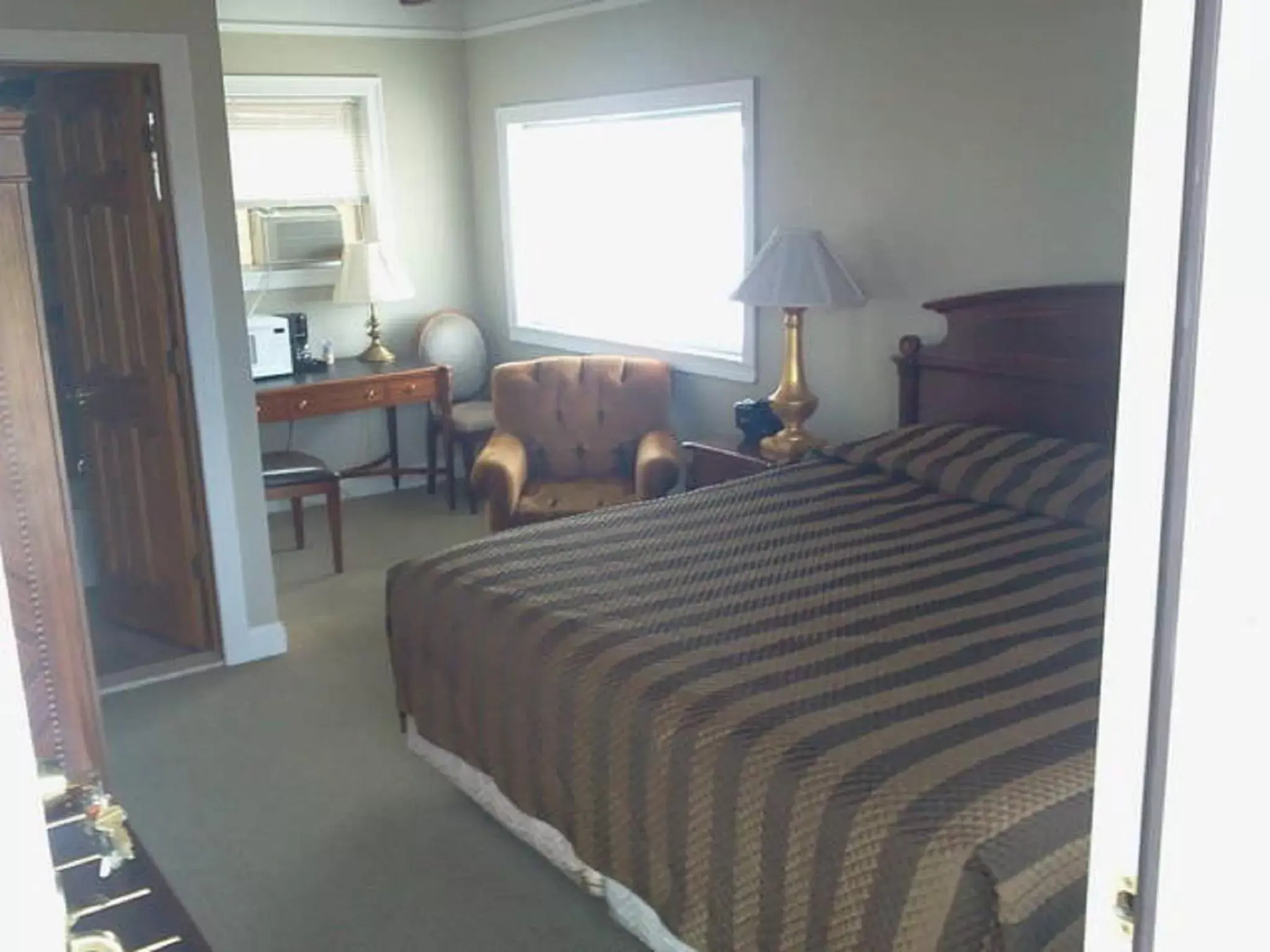 Photo of the whole room, Bed in Golden Gate Lodging