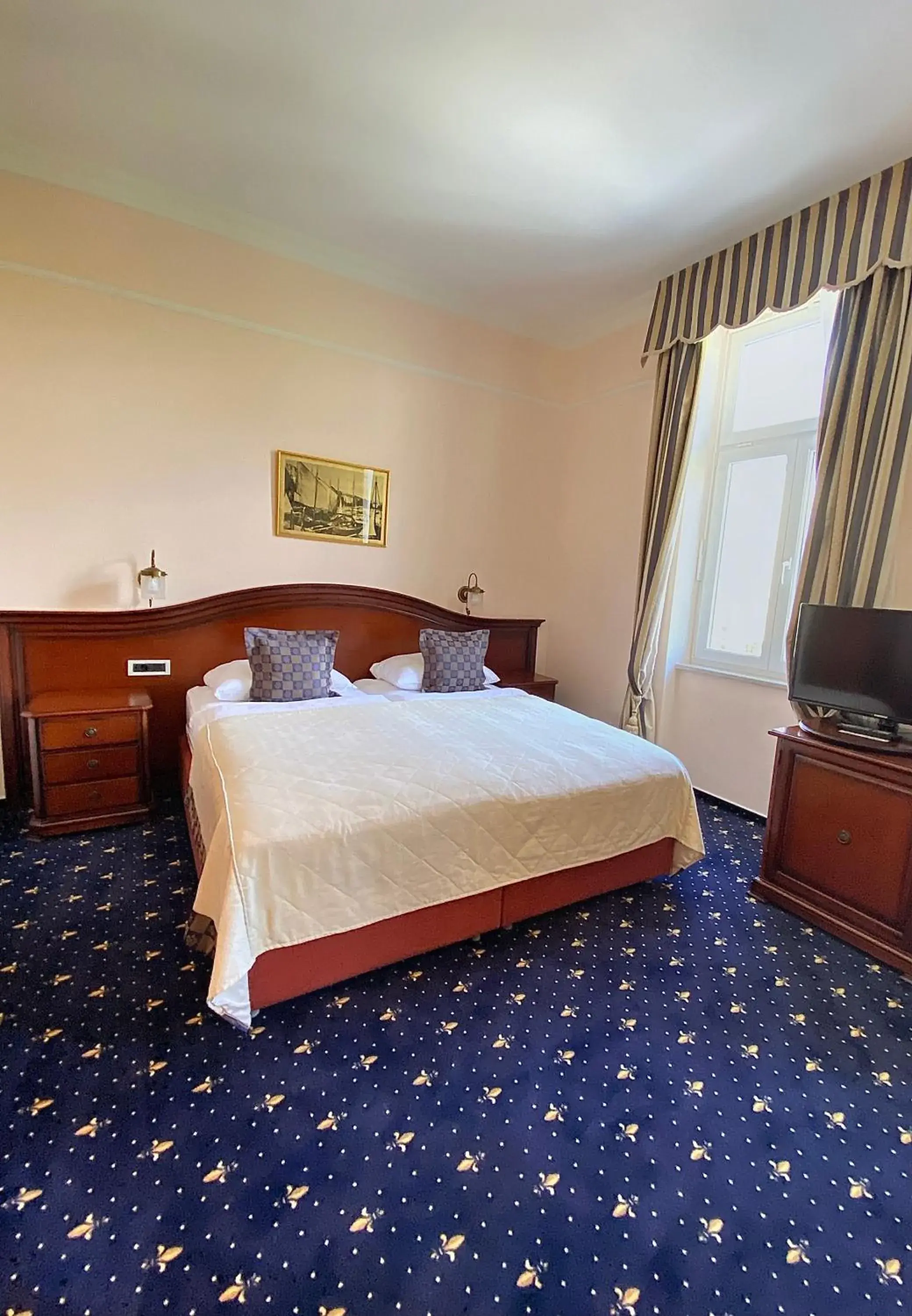 Bedroom, Bed in Hotel Savoy