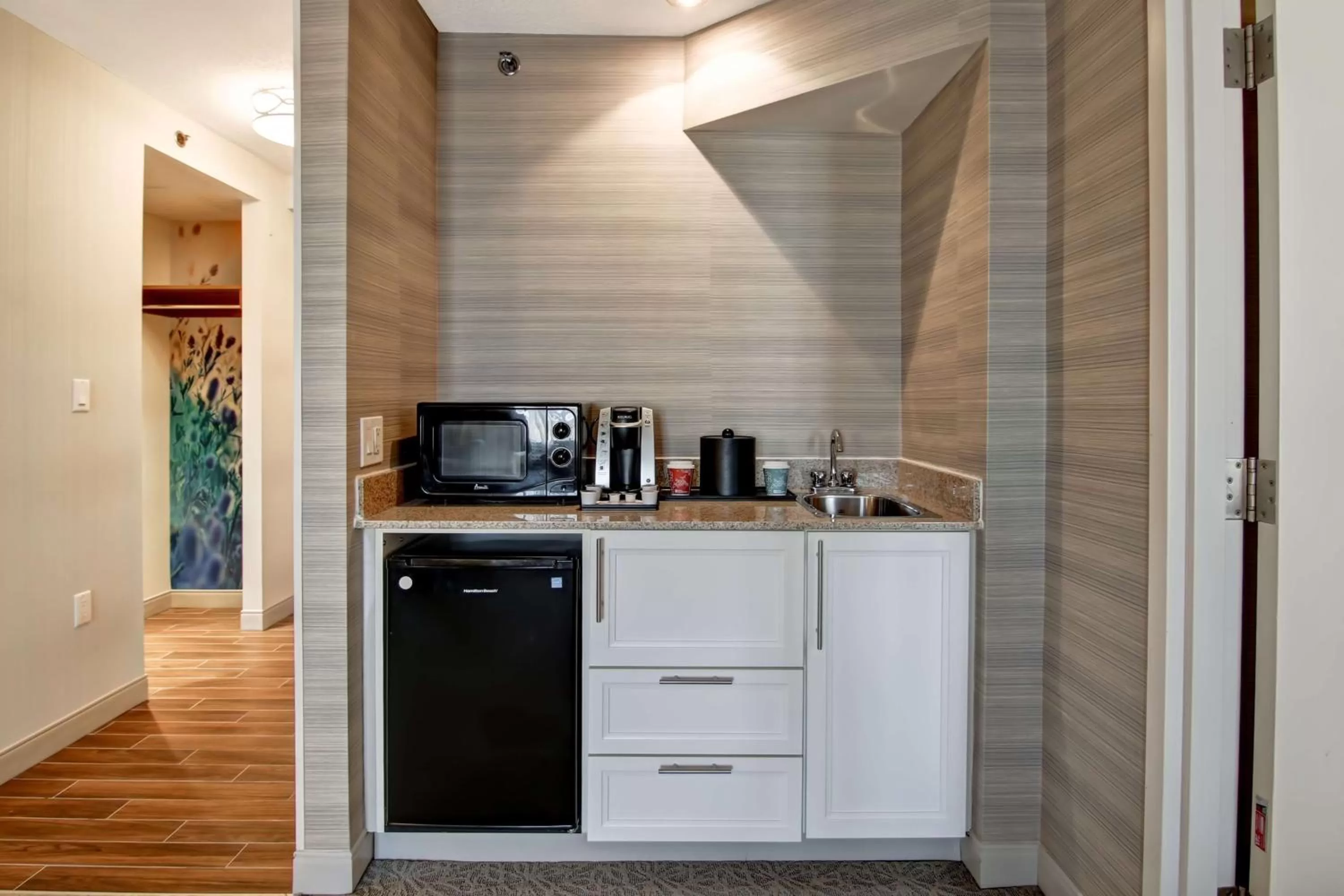 Kitchen or kitchenette in Hilton Garden Inn Toronto/Mississauga