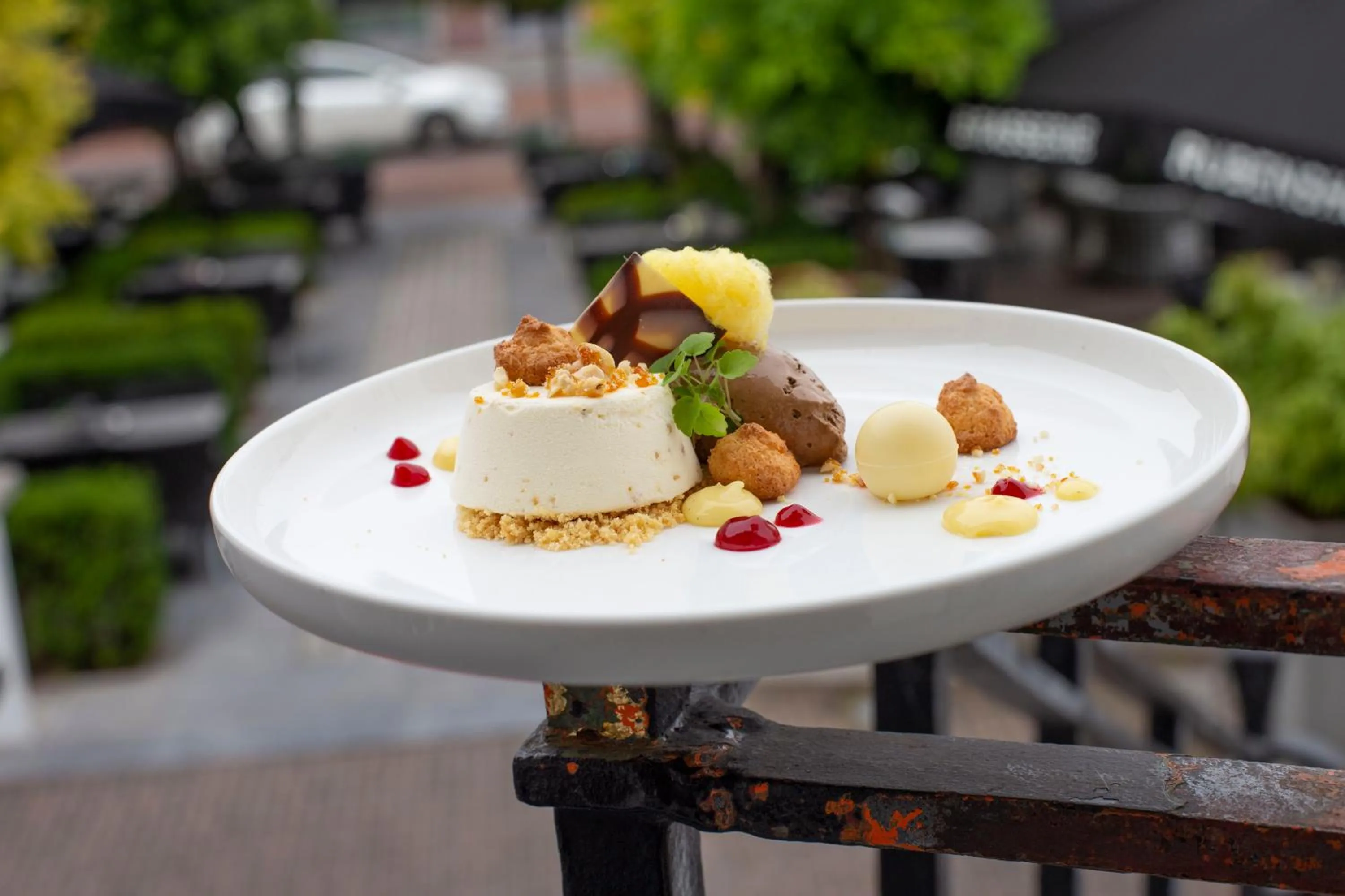 Food and drinks in Golden Tulip West Ende