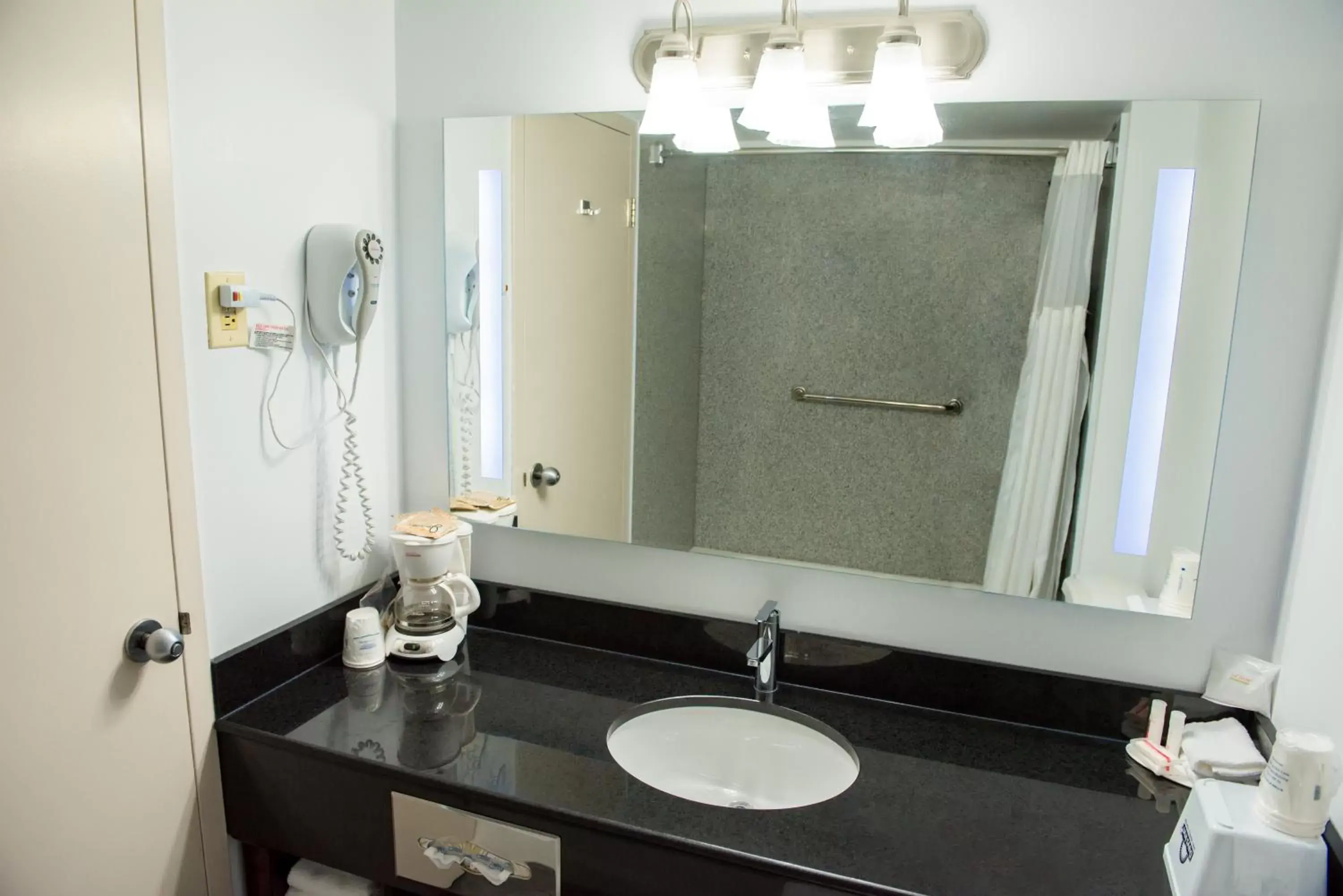 Bathroom in Howard Johnson by Wyndham Portage La Prairie