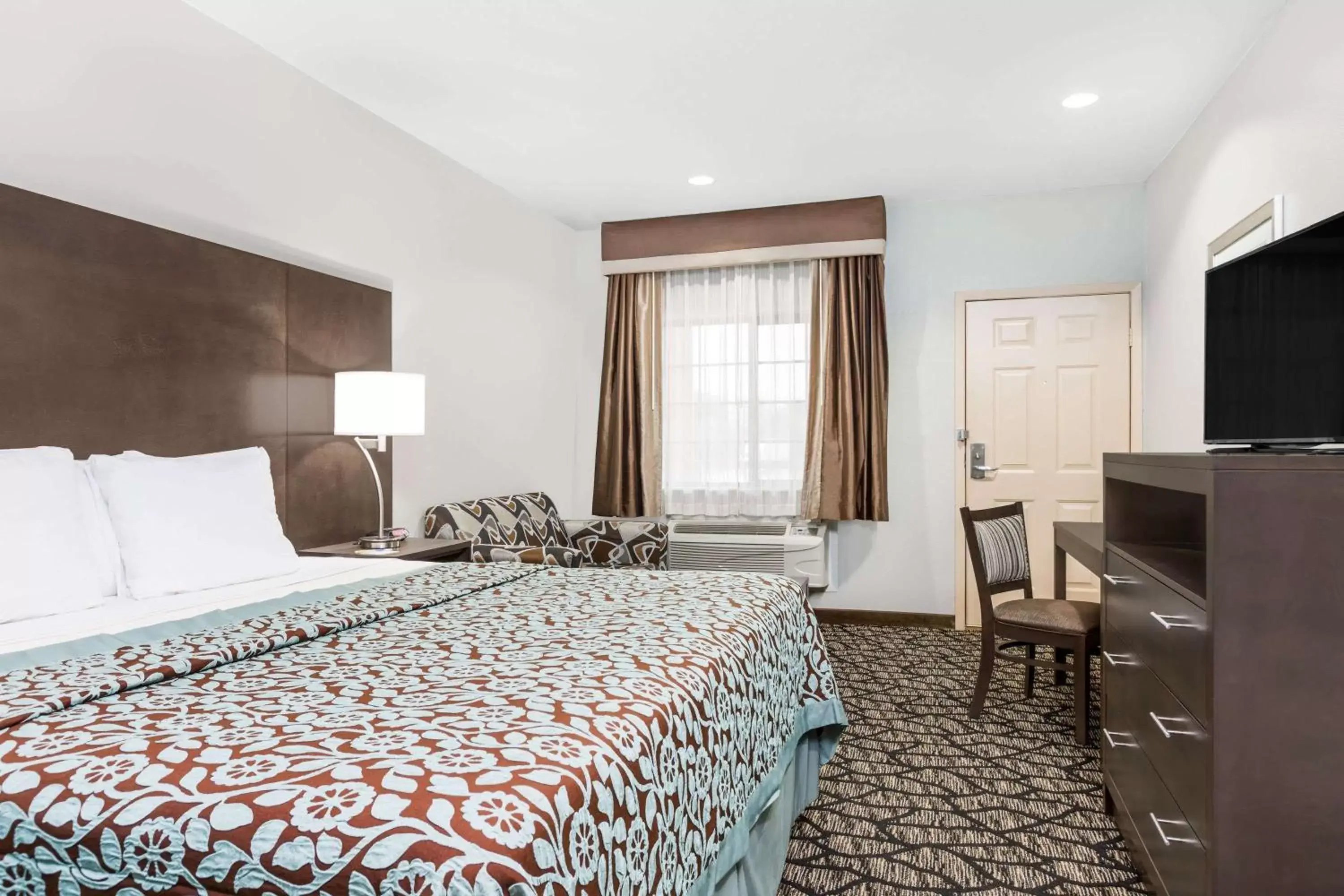 Photo of the whole room, Bed in Days Inn & Suites by Wyndham Madisonville