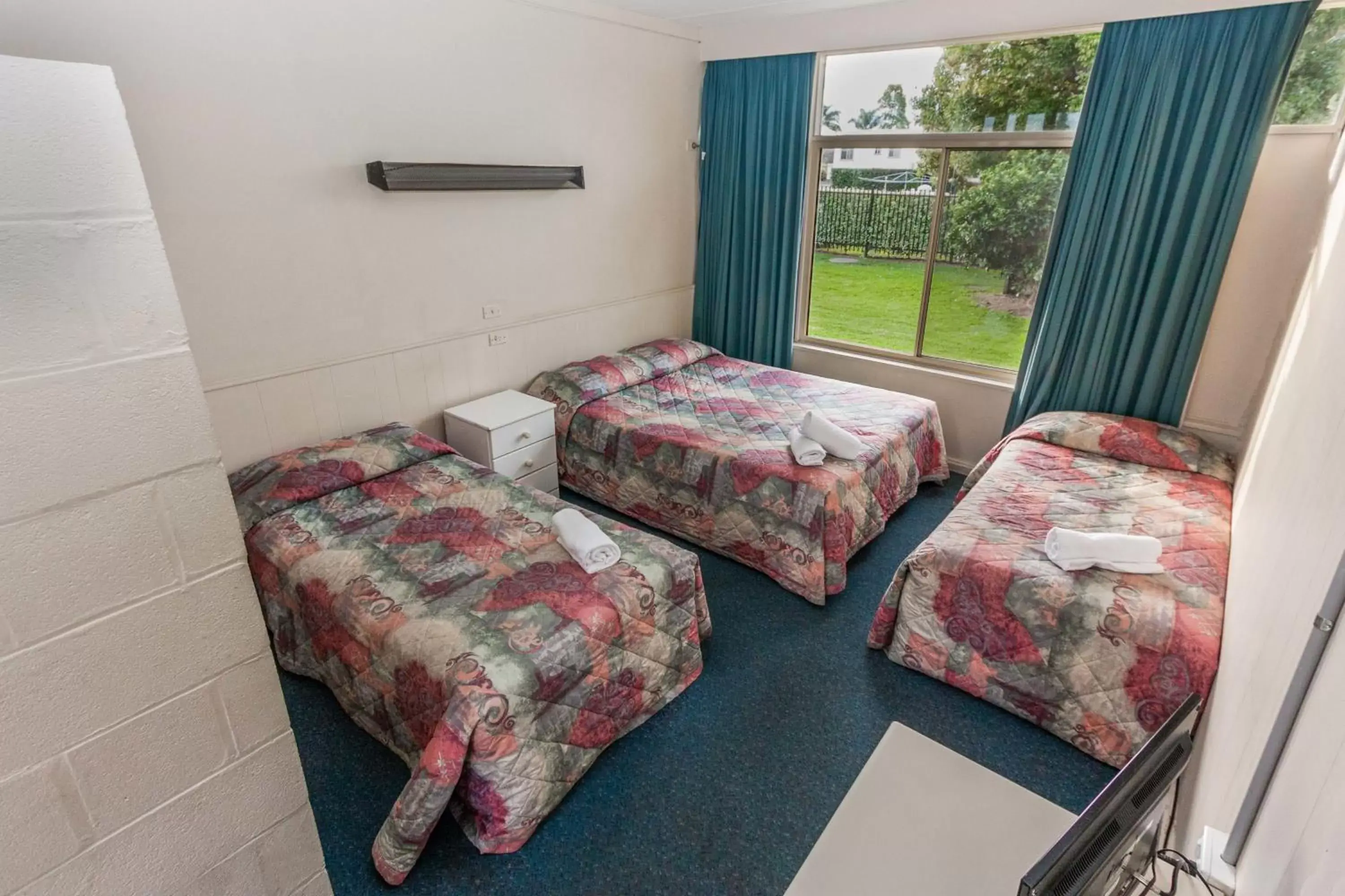 Bed in Moruya Waterfront Hotel Motel