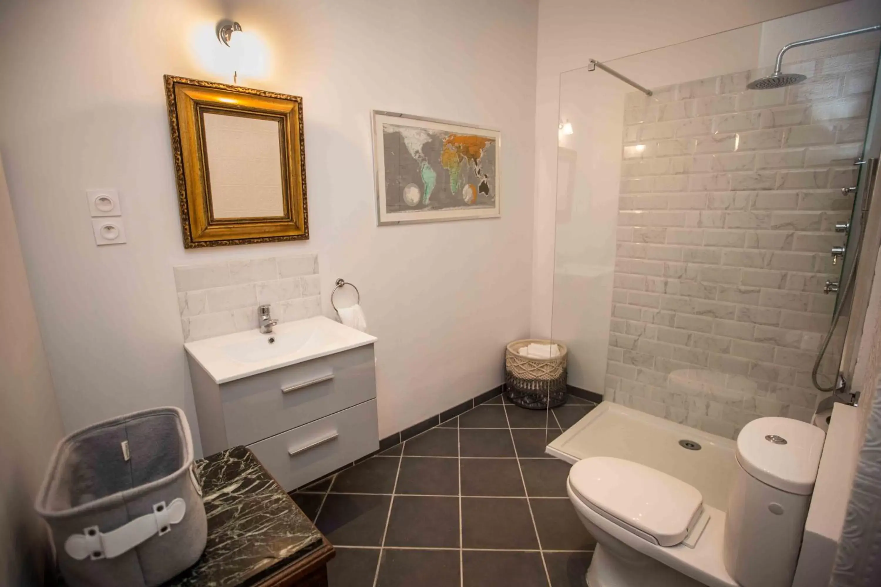 Bathroom in Carcassonne Townhouse