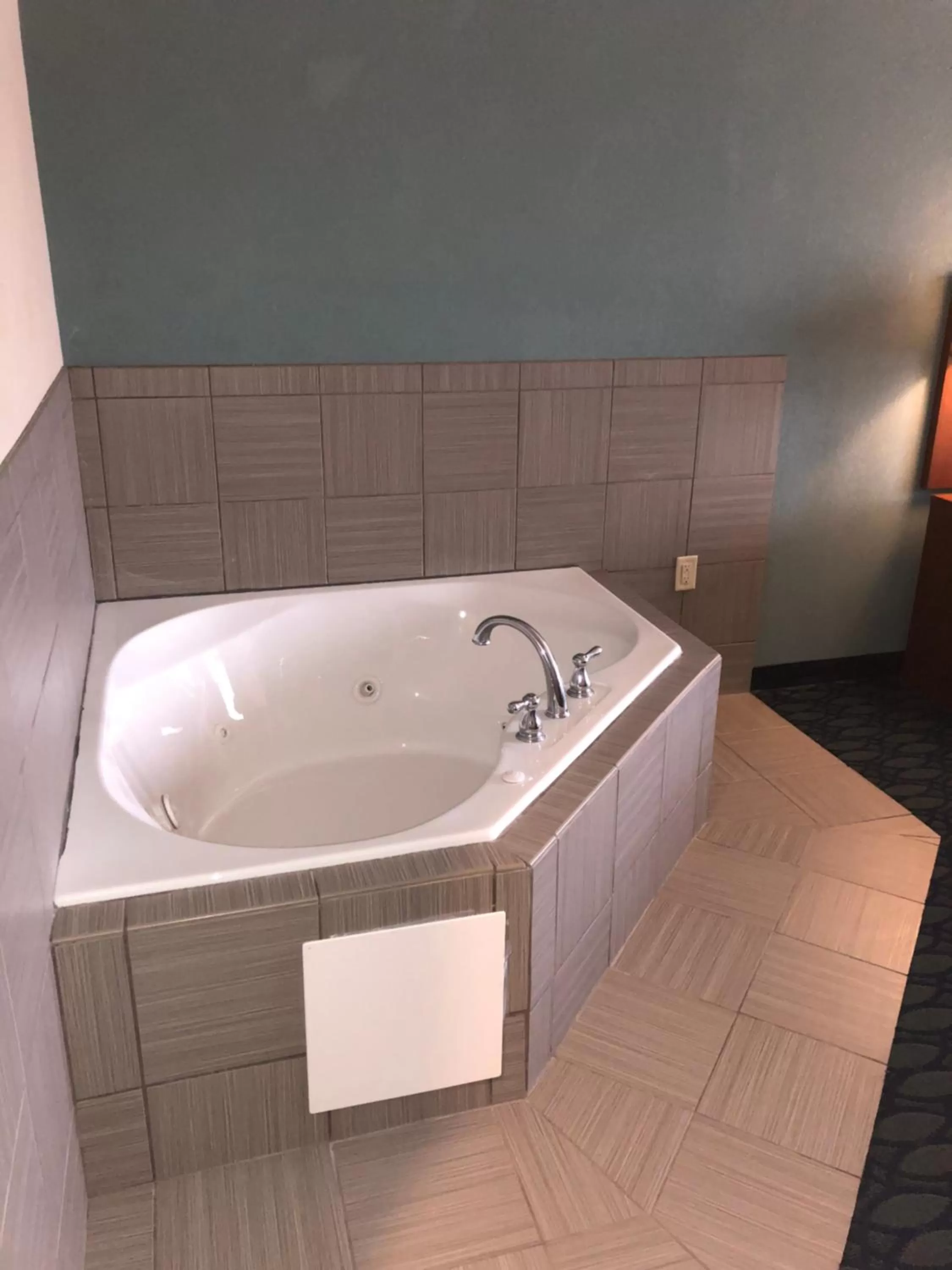 Countryview Inn & Suites