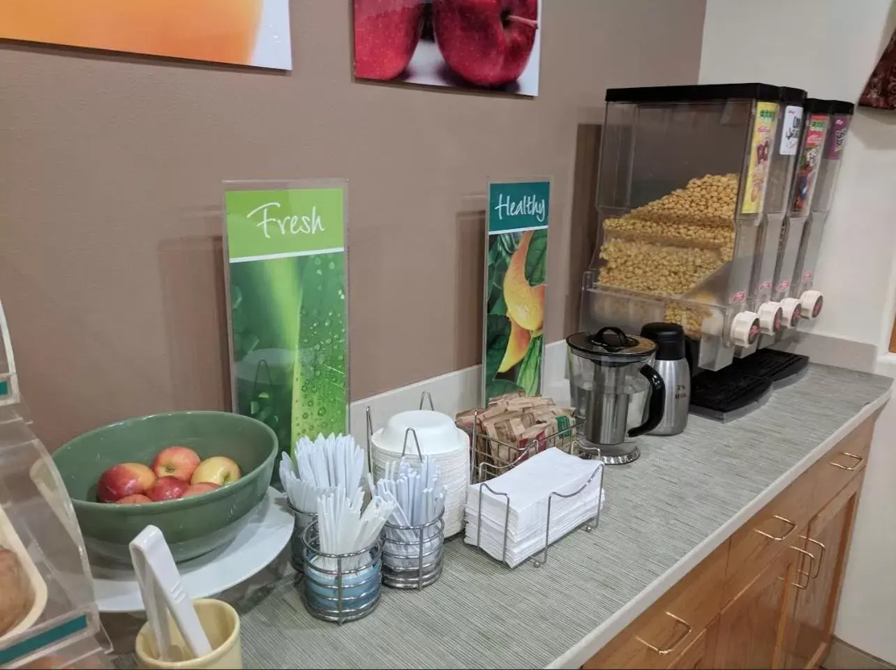 Coffee/tea facilities in Helena Inn - Airport