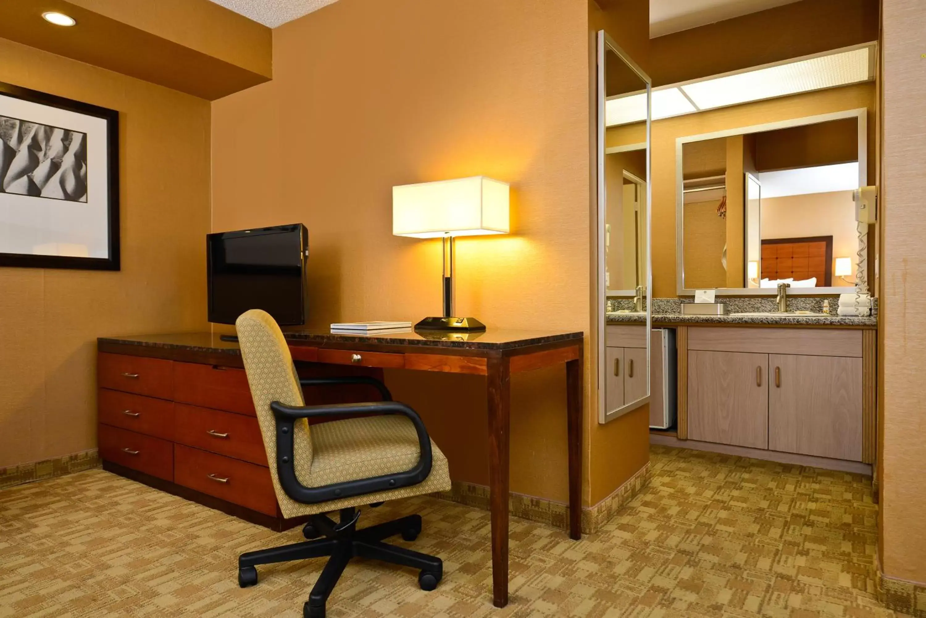 Seating area, Kitchen/Kitchenette in Best Western Inn at Palm Springs