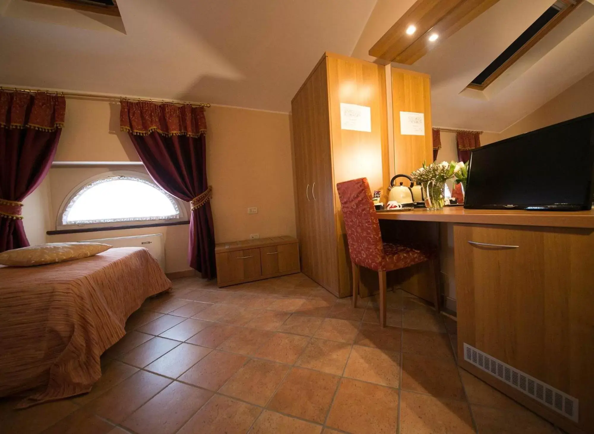 Bedroom, Kitchen/Kitchenette in Locanda Ca’ Rossa
