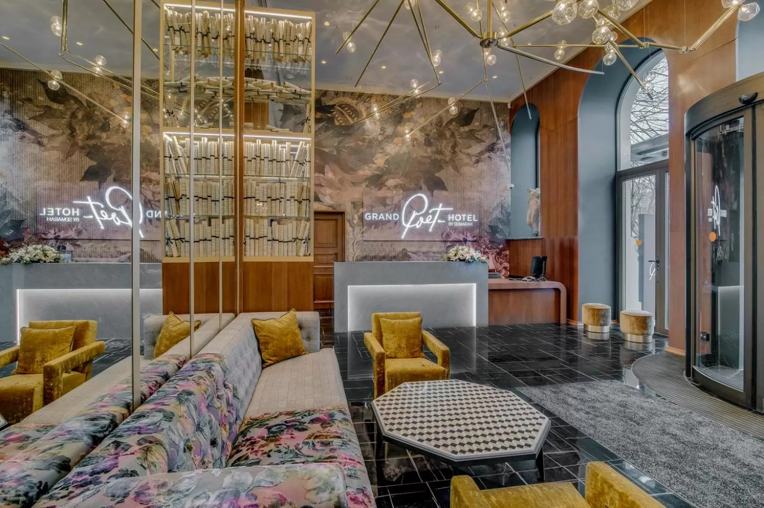 Lobby or reception in Grand Poet Hotel and SPA by Semarah