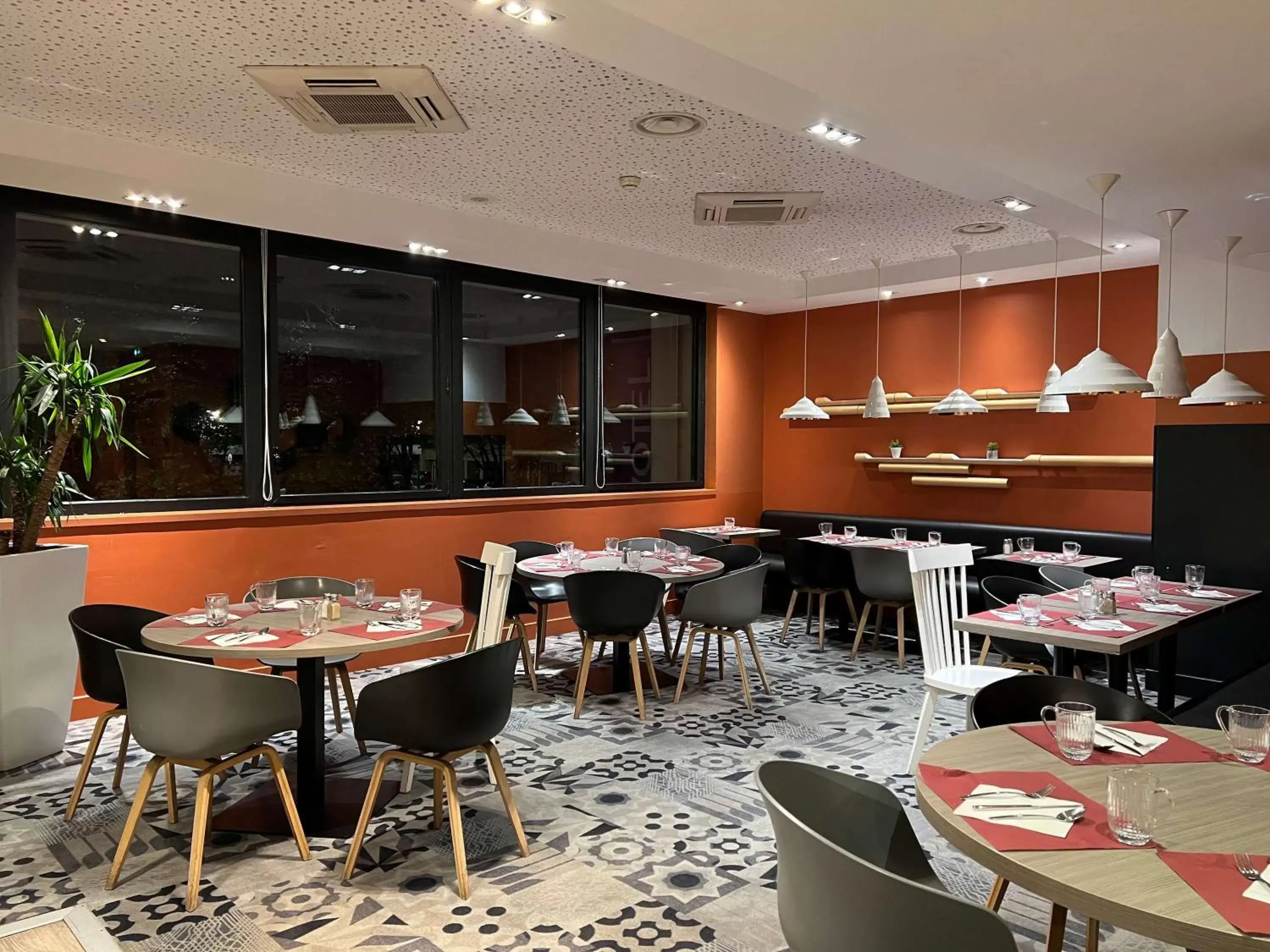 Breakfast, Restaurant/Places to Eat in Novotel Marseille Centre Prado Vélodrome