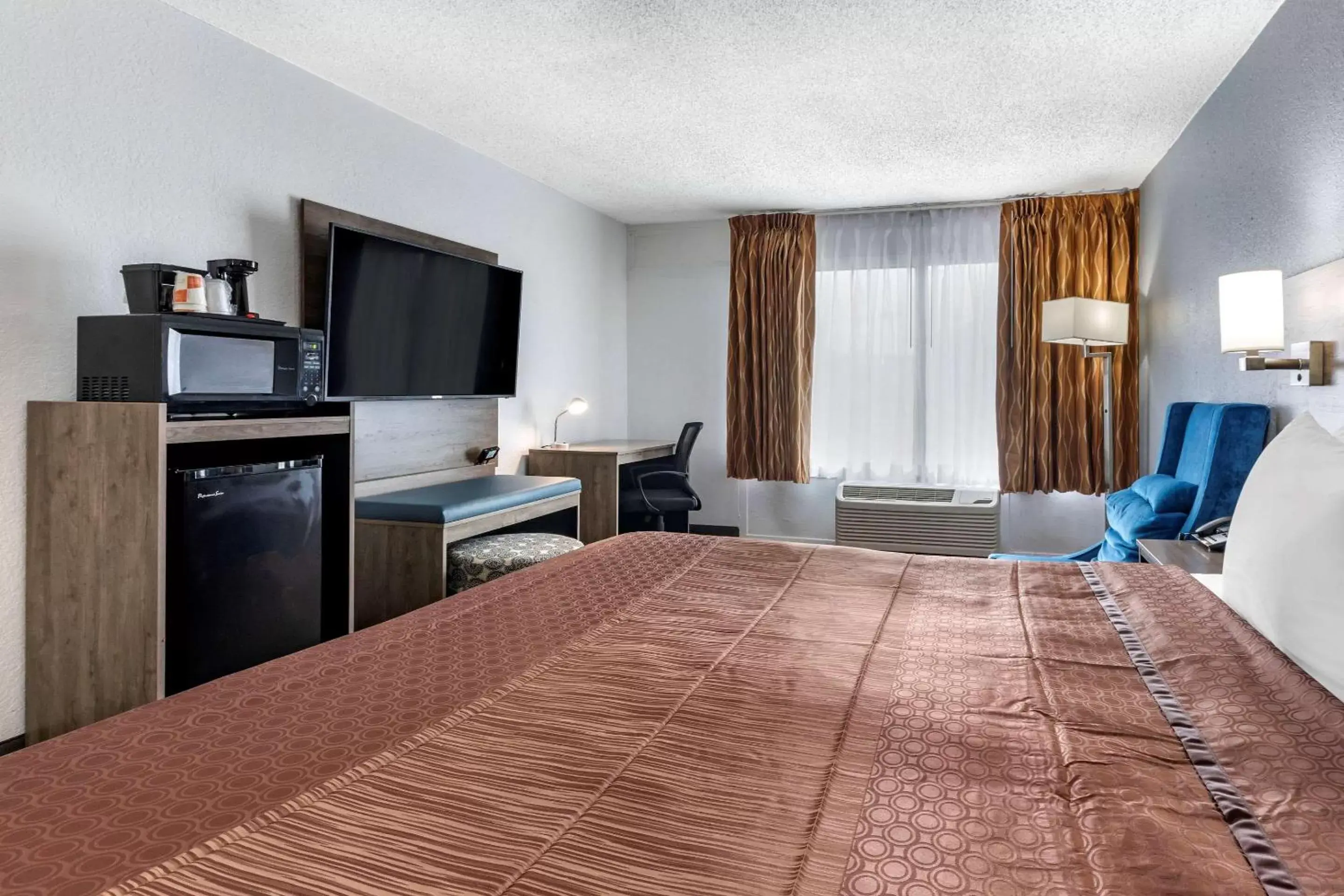 Photo of the whole room, Bed in Quality Inn & Suites Sulphur Springs