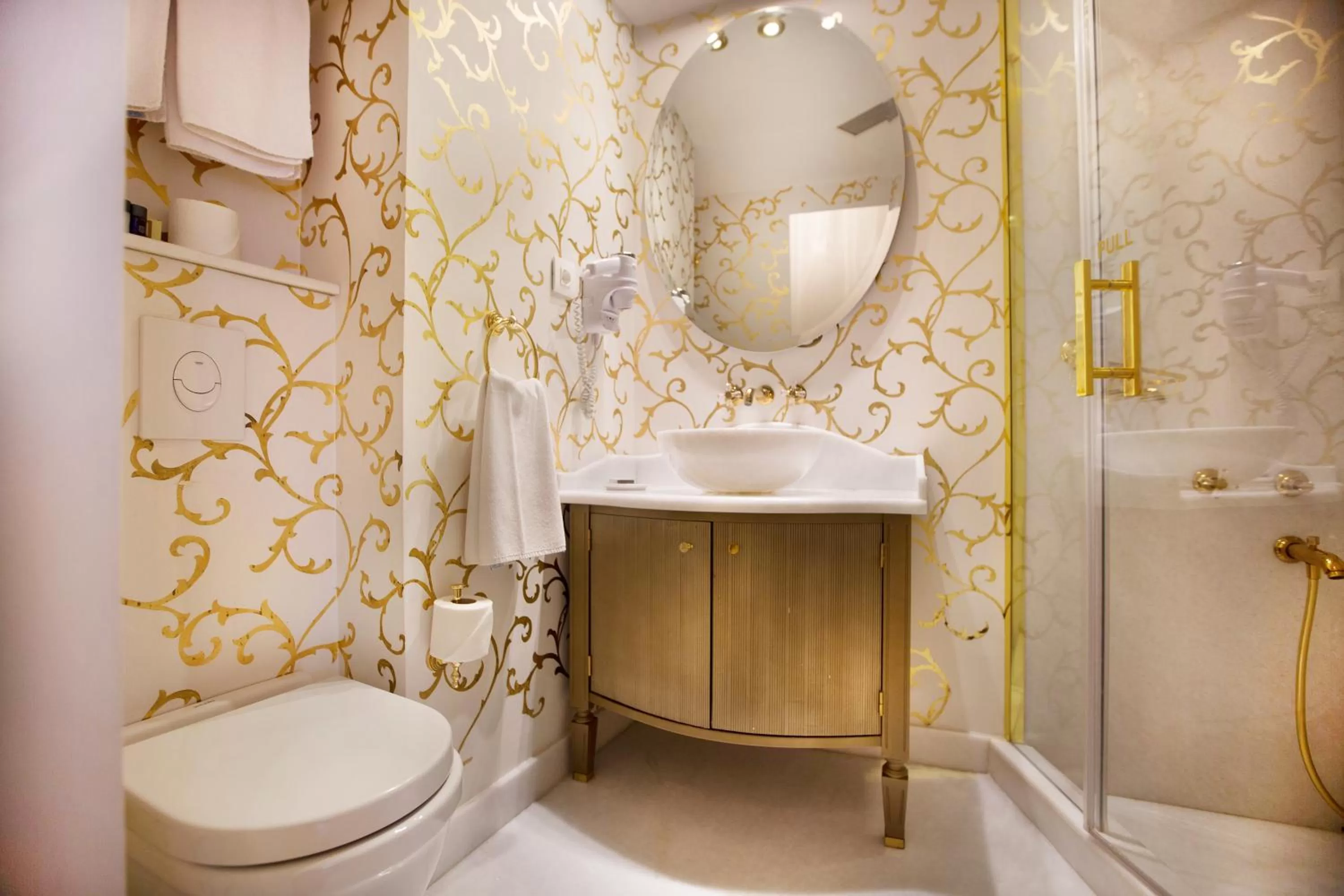 Shower in Valide Sultan Konagi