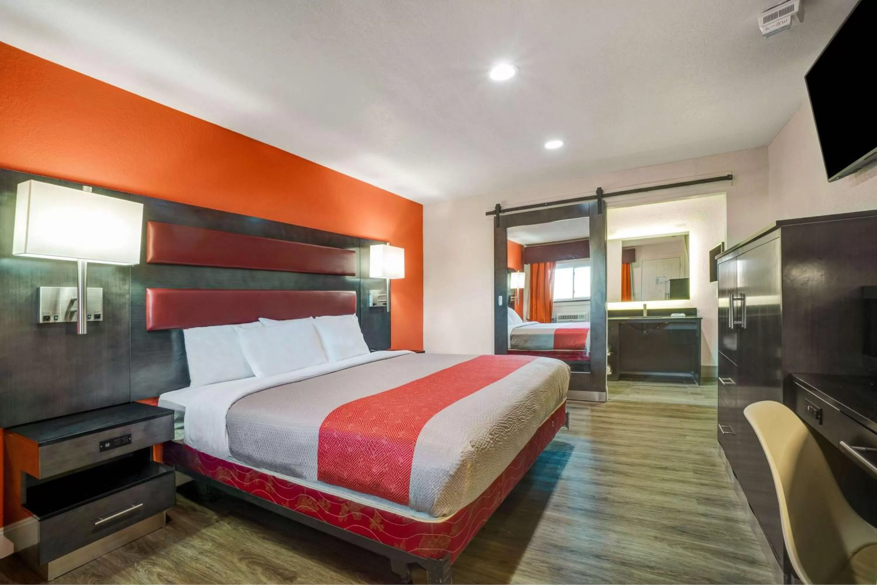 Photo of the whole room, Bed in Motel 6 Bellville, OH